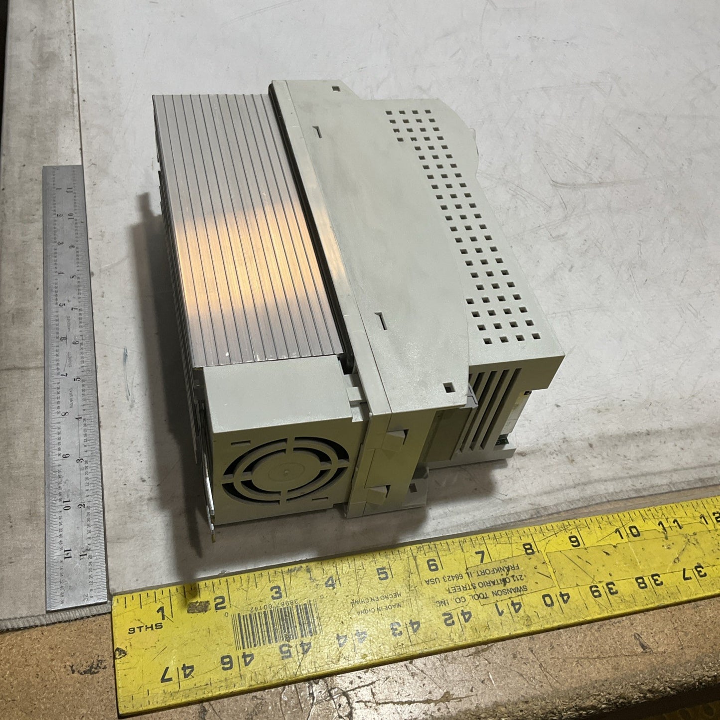LENZE ECSEA016C4B SERVO DRIVE VARIABLE FREQUENCY CONTROLLER INVERTER XE25