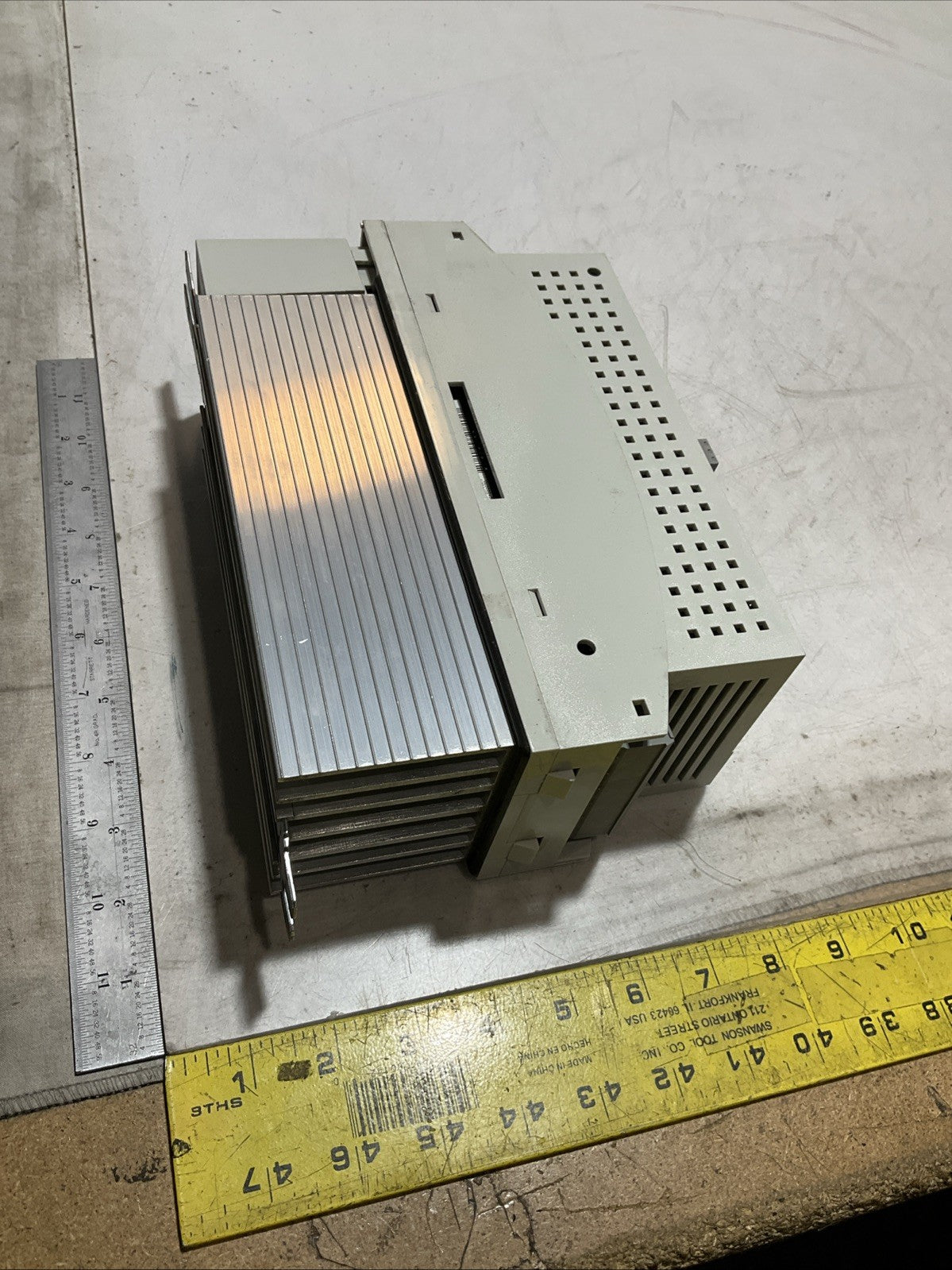 LENZE ECSEA016C4B SERVO DRIVE VARIABLE FREQUENCY CONTROLLER INVERTER XE25