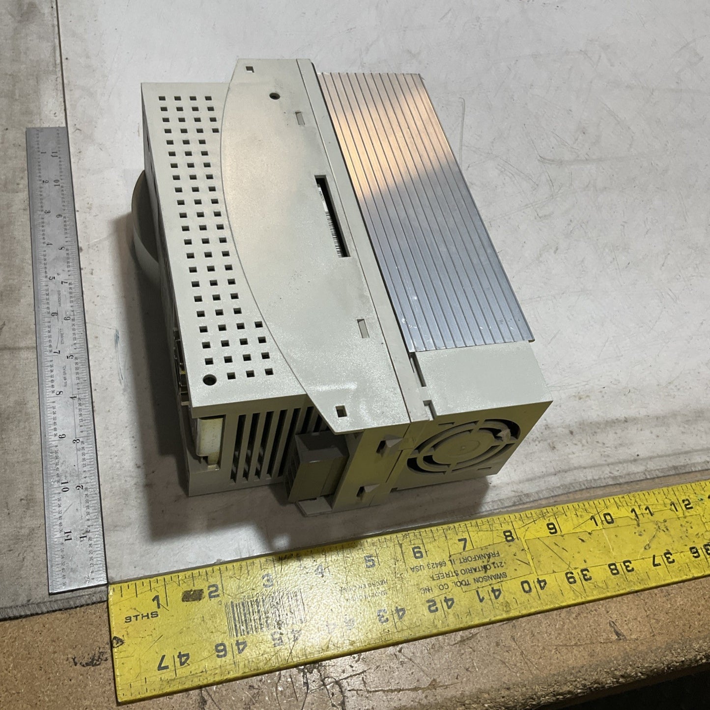 LENZE ECSE016C4B DRIVE VARIABLE FREQUENCY CONTROLLER INVERTER XE25