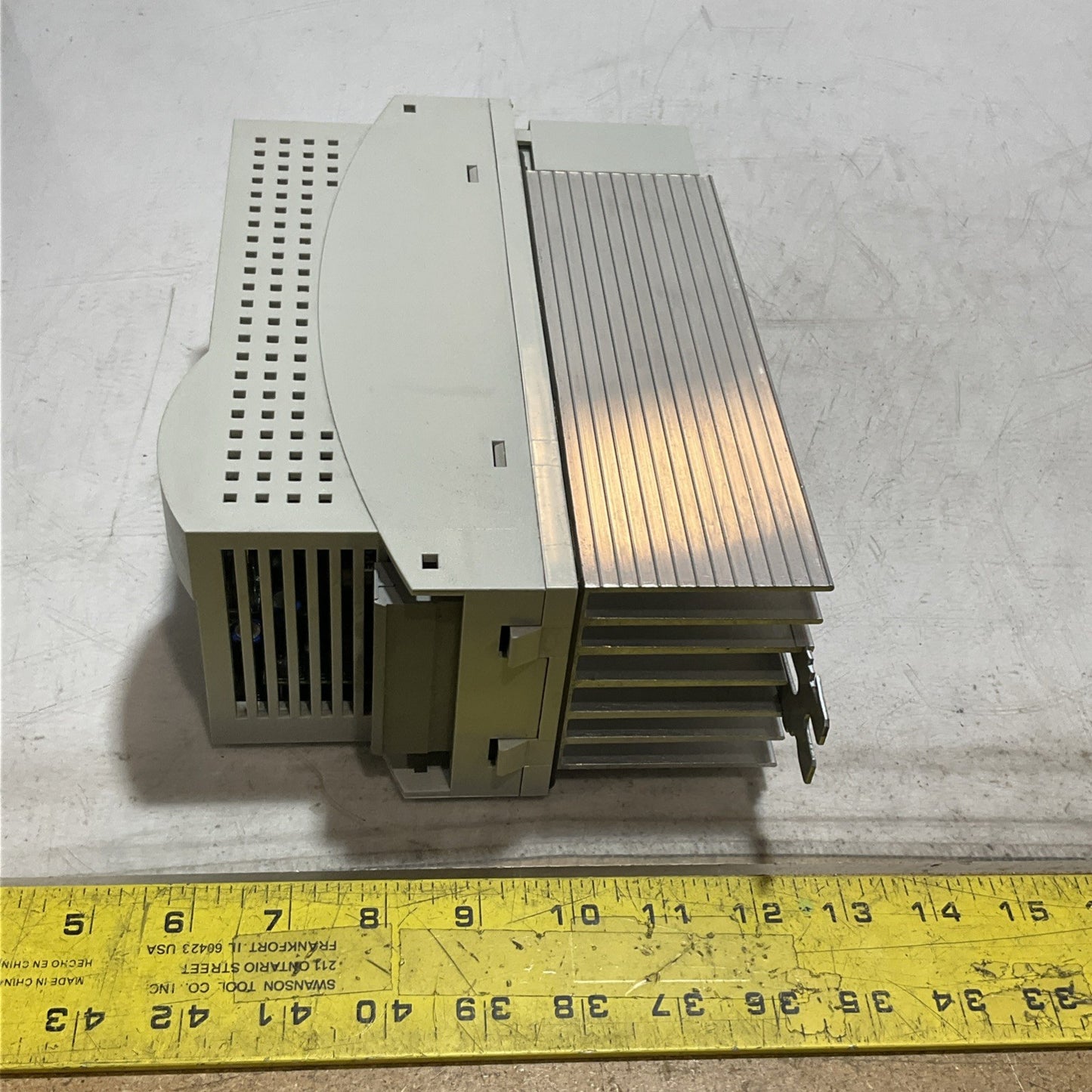 LENZE ECSEA016C4B DRIVE VARIABLE FREQUENCY CONTROLLER INVERTER XE25