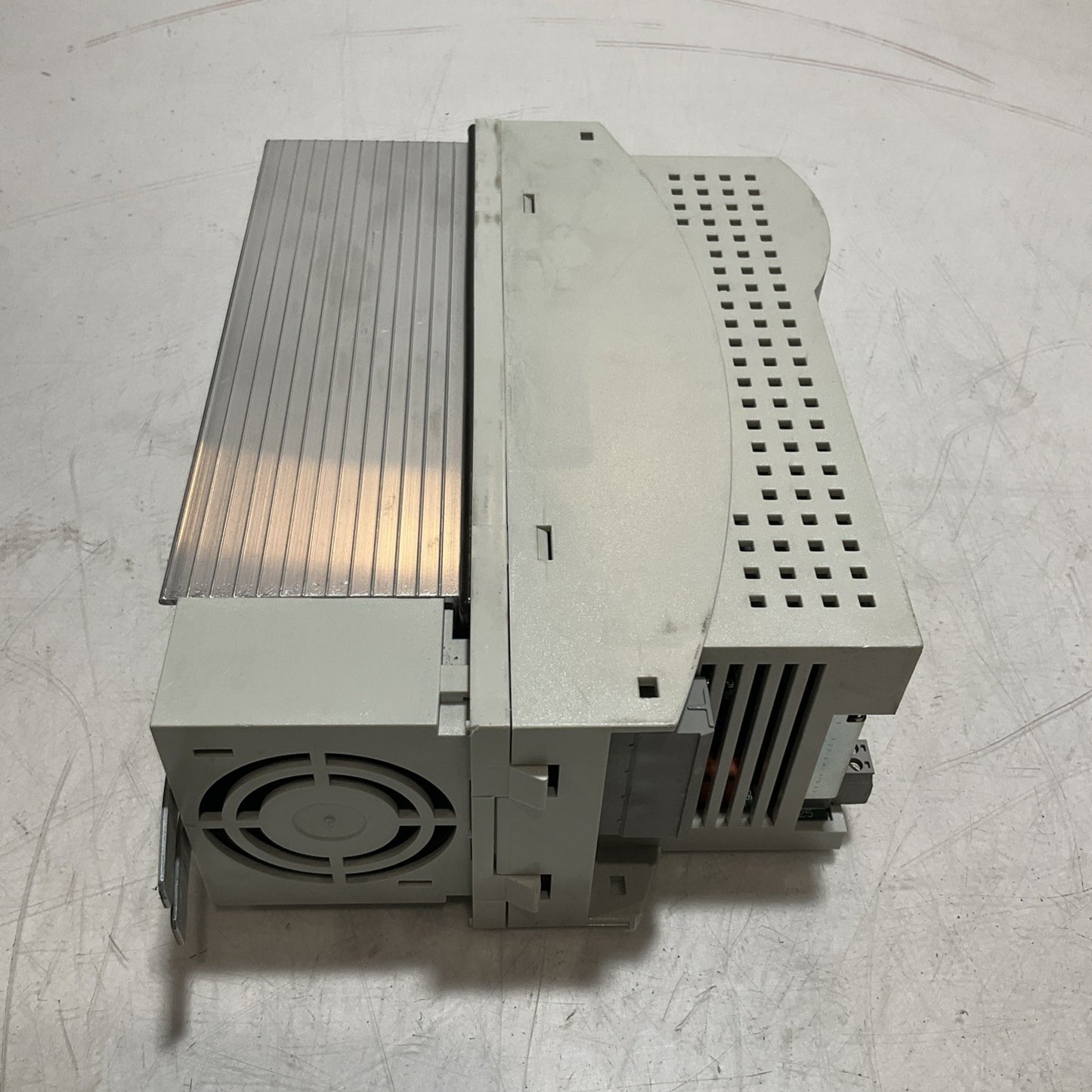 LENZE ECSEA008C4B DRIVE VARIABLE FREQUENCY CONTROLLER INVERTER XE25