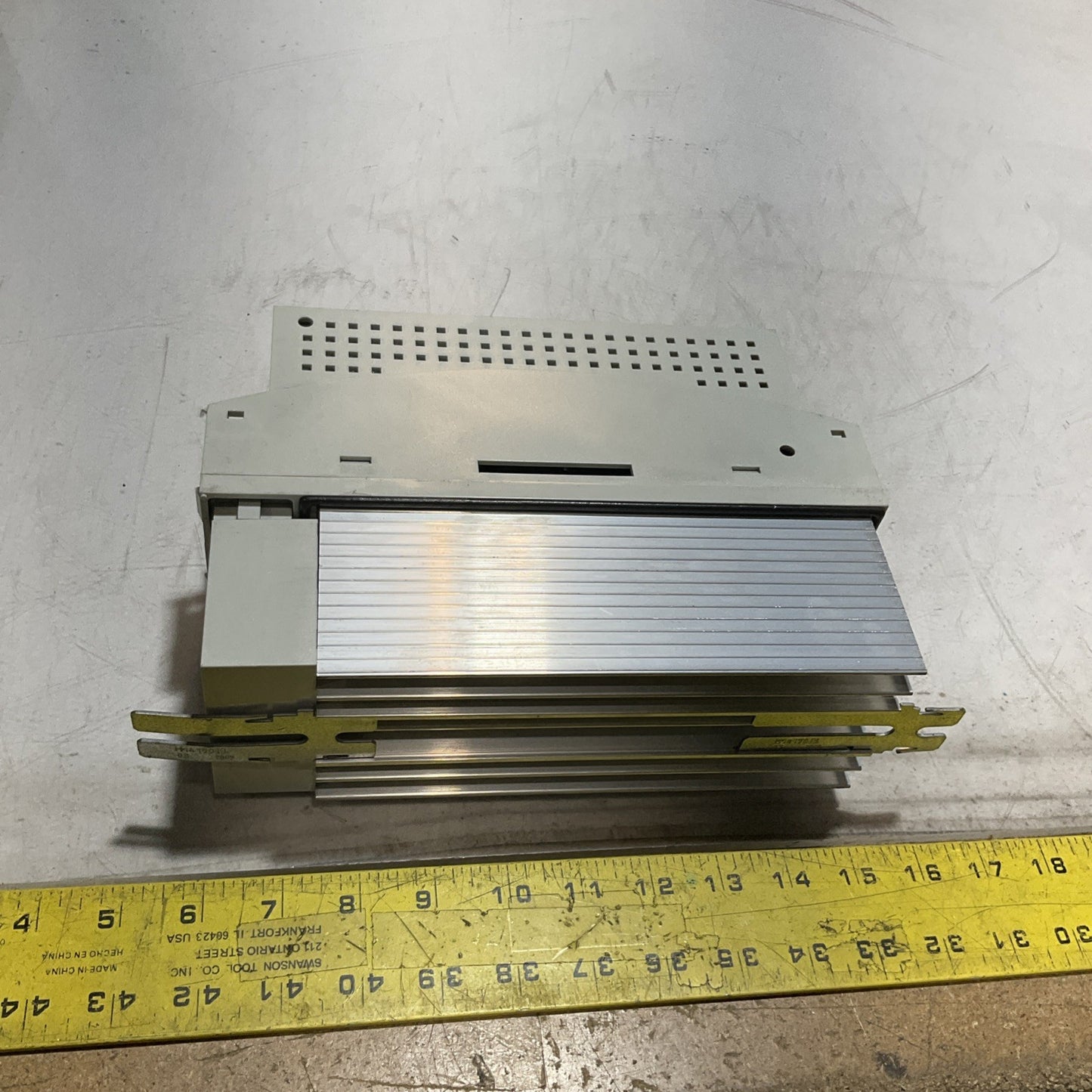 LENZE ECSEA008C4B DRIVE VARIABLE FREQUENCY CONTROLLER INVERTER XE25