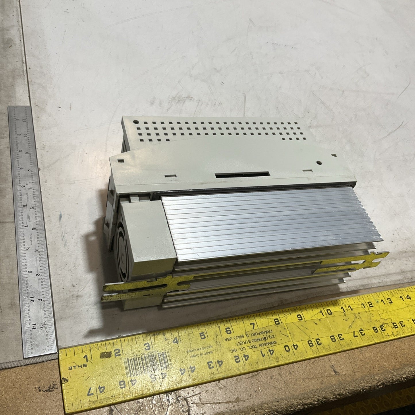 LENZE ECSEA016C4B SERVO DRIVE VARIABLE FREQUENCY CONTROL INVERTER XE25