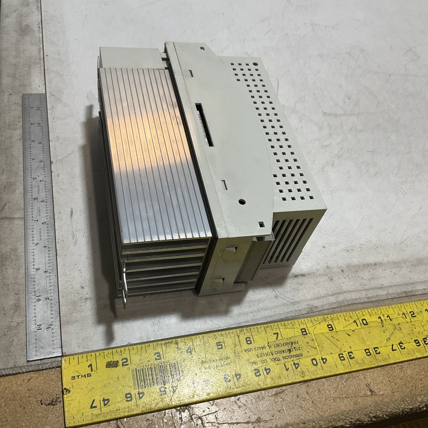 LENZE ECSEA008C4B DRIVE VARIABLE FREQUENCY CONTROLLER INVERTER XE25