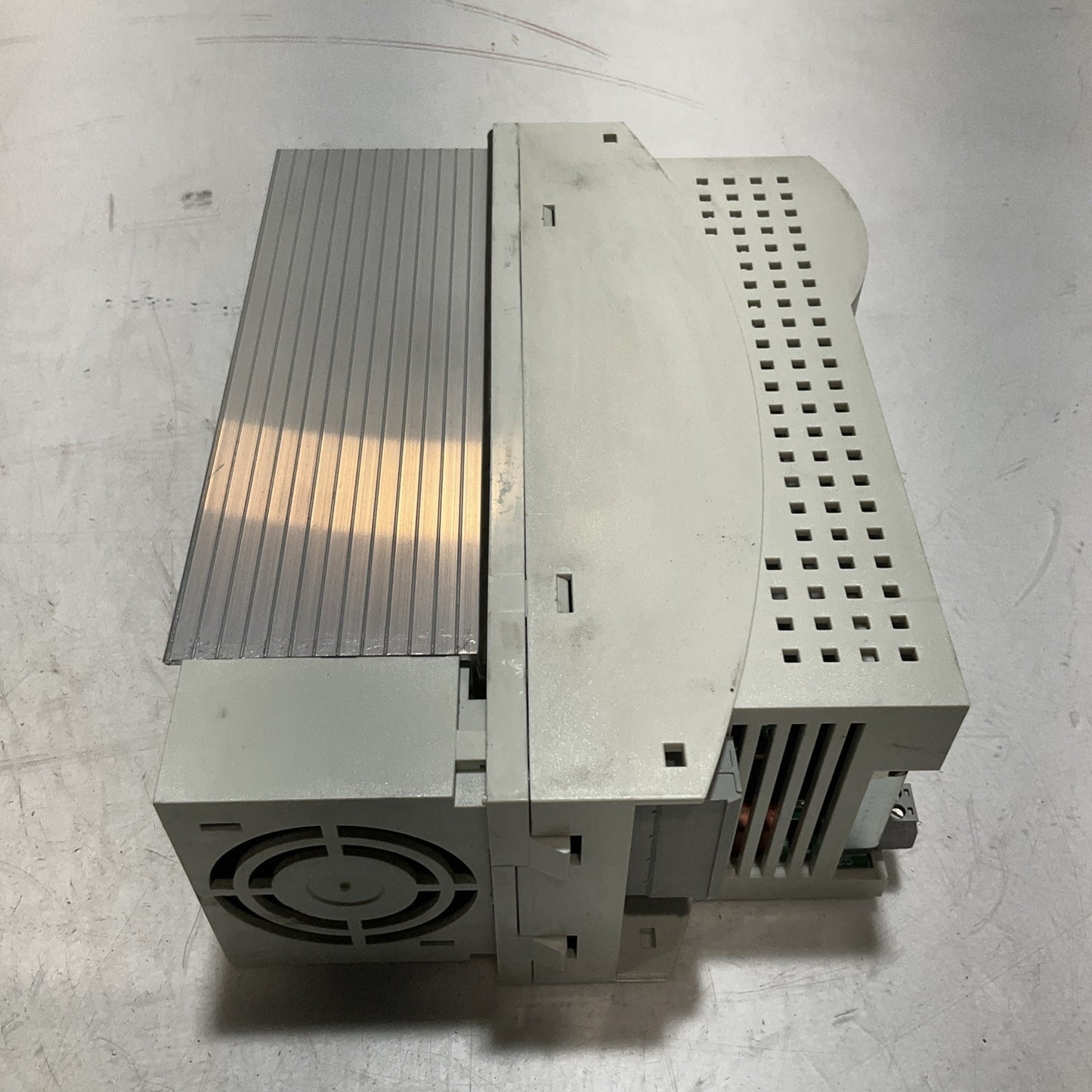 LENZE ECSEA016C4B SERVO DRIVE VARIABLE FREQUENCY CONTROLLER INVENTER XE25