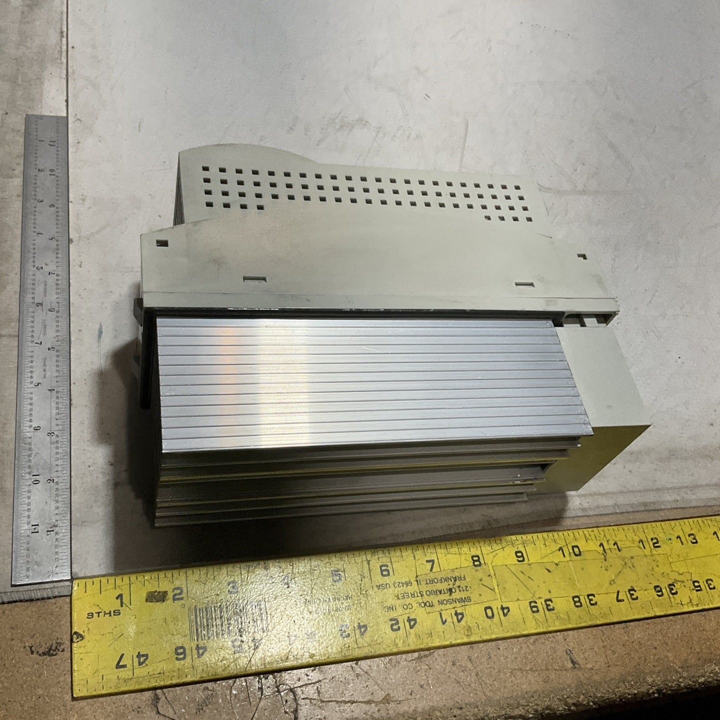 LENZE ECSEA016C4B SERVO DRIVE VARIABLE FREQUENCY CONTROLLER INVENTER XE25