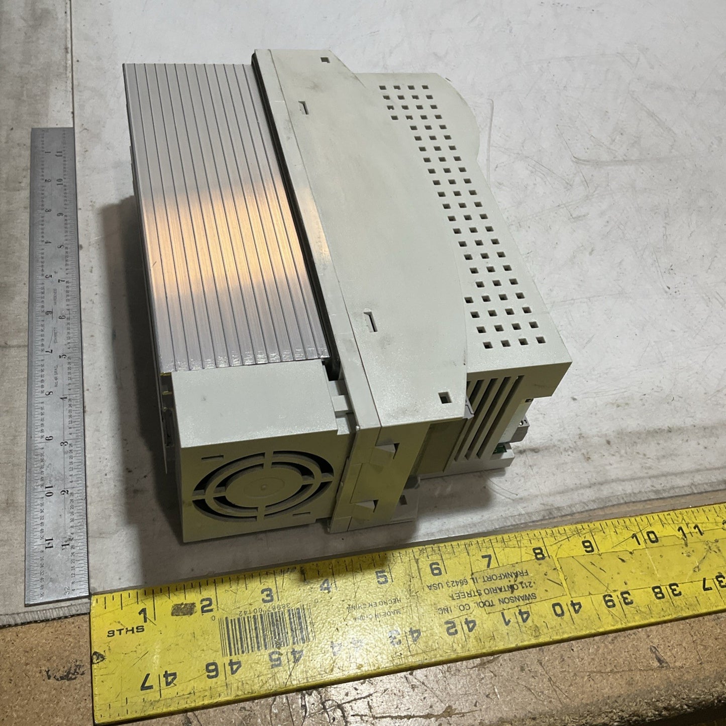 LENZE ECSEA016C4B SERVO DRIVE VARIABLE FREQUENCY CONTROLLER INVENTER XE25