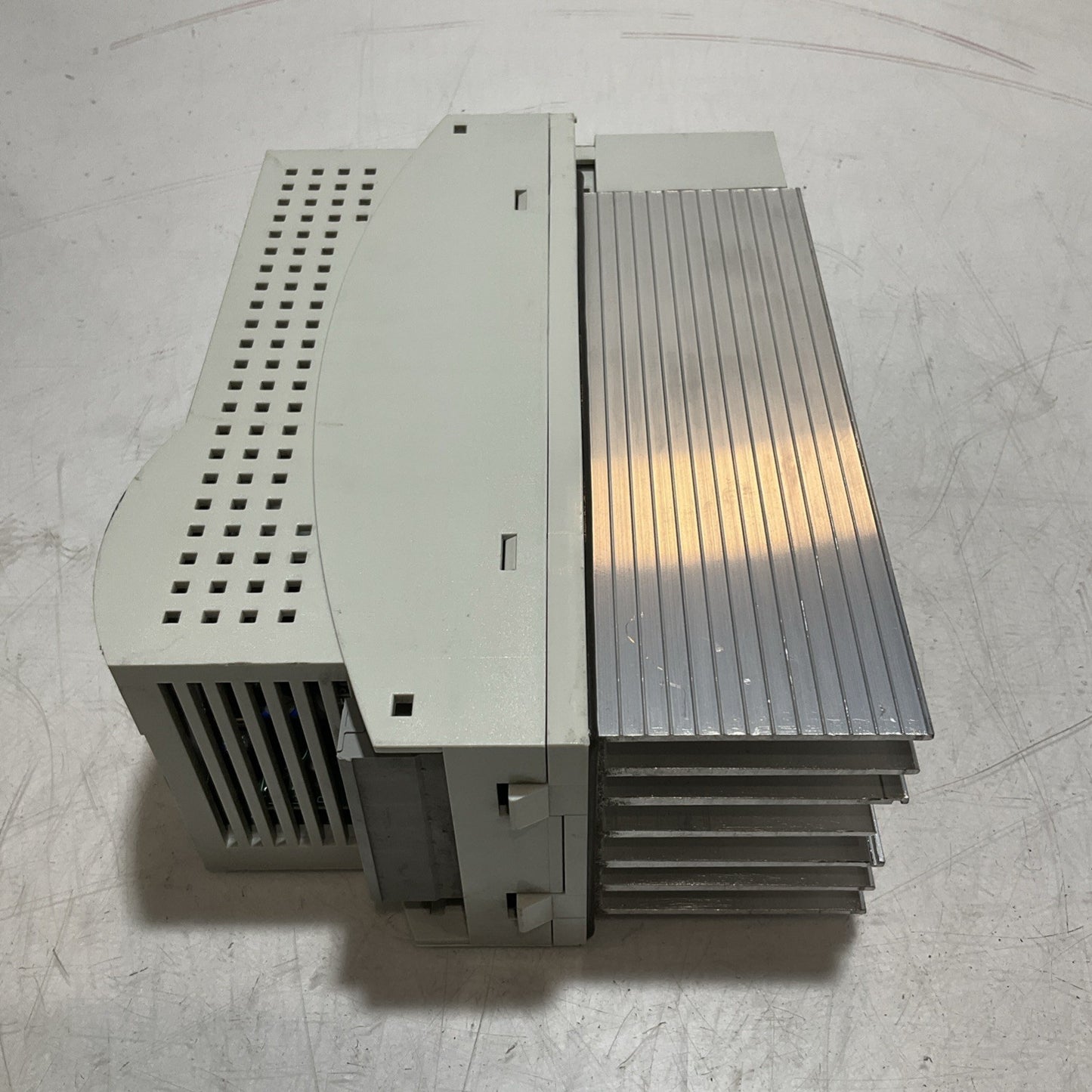 LENZE ECSEA008C4B DRIVE VARIABLE FREQUENCY CONTROLLER INVERTER XE25