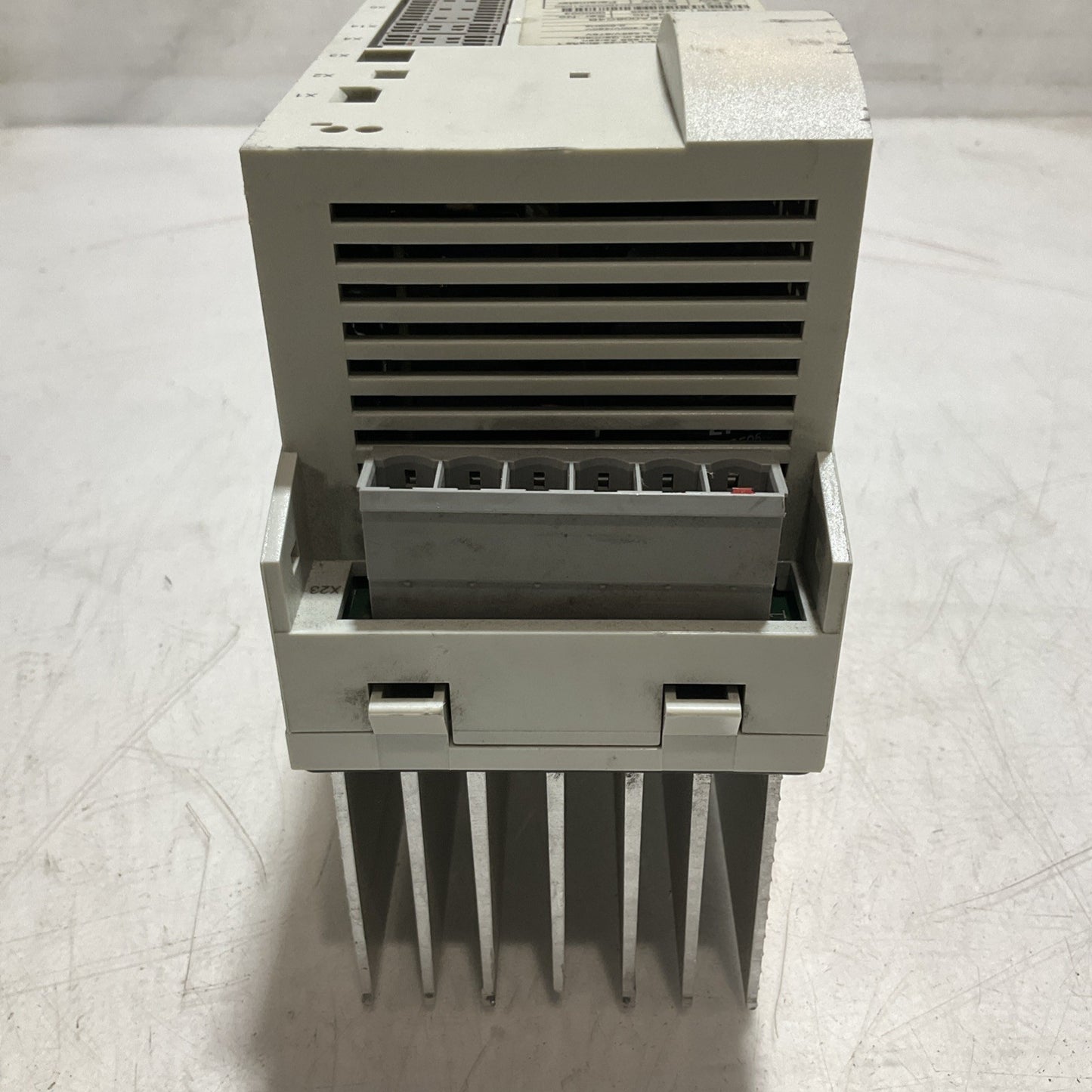 LENZE ECSEA008C4B DRIVE VARIABLE FREQUENCY CONTROLLER INVERTER XE25