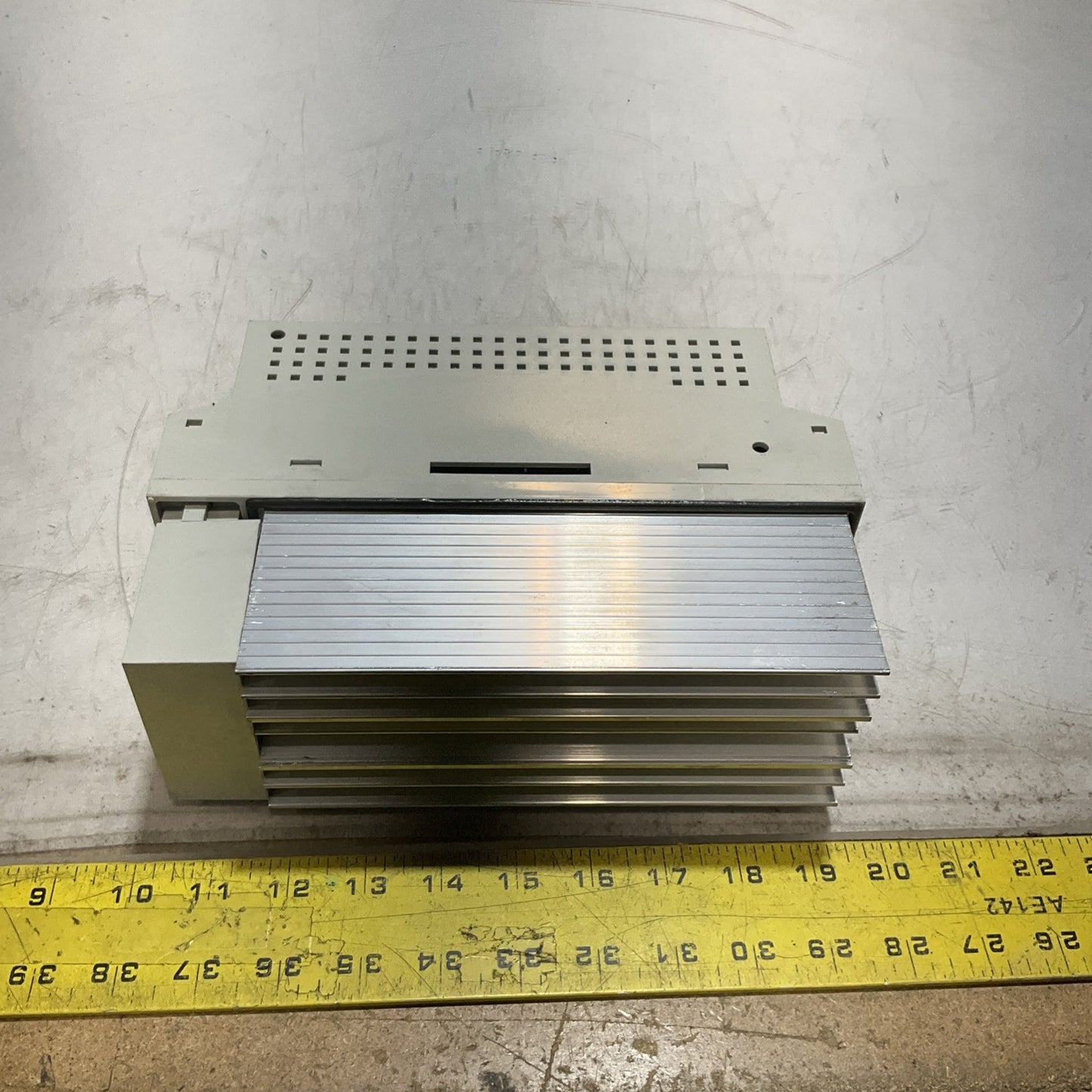 LENZE ECSEA008C4B DRIVE VARIABLE FREQUENCY CONTROLLER INVERTER XE25