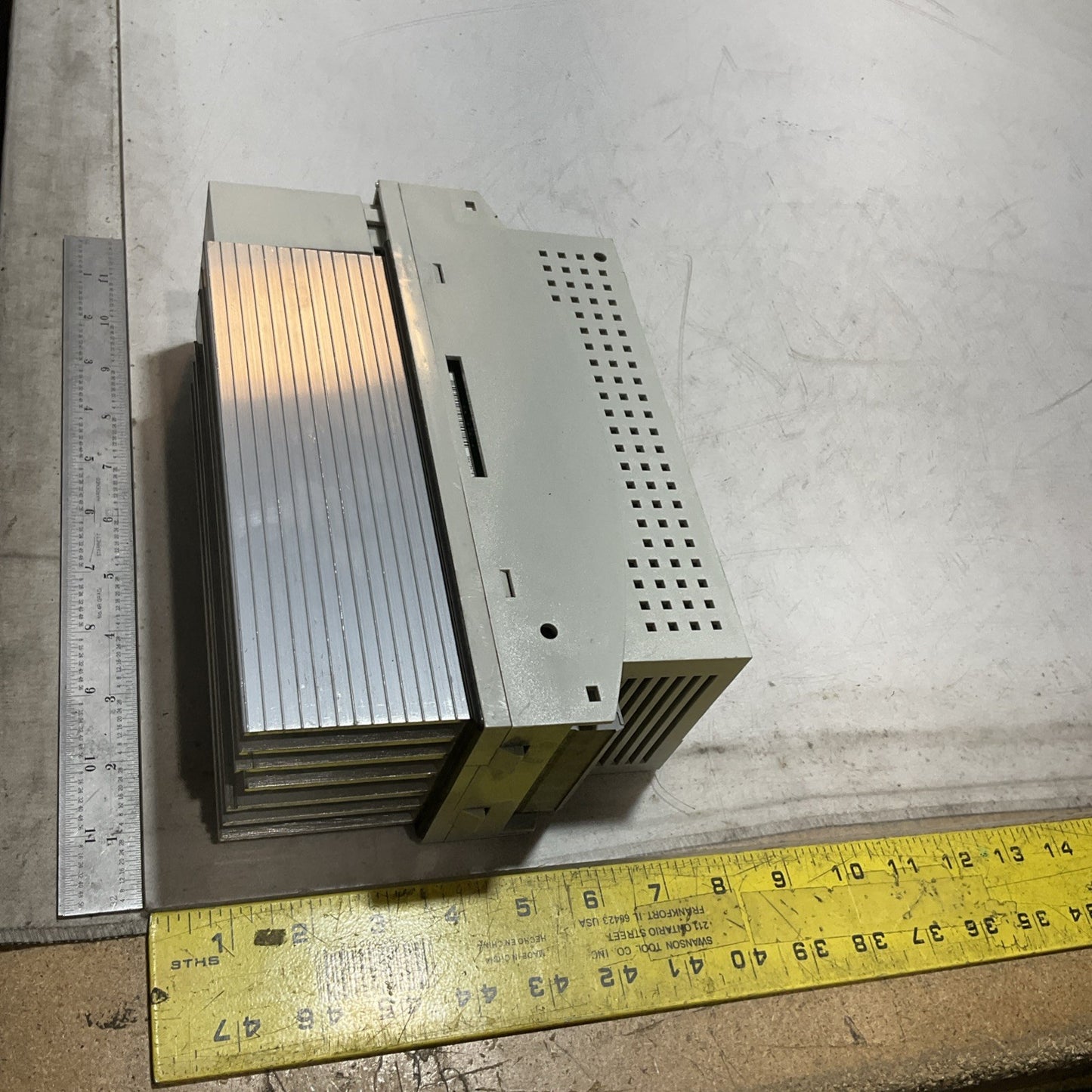 LENZE ECSEA008C4B DRIVE VARIABLE FREQUENCY CONTROLLER INVERTER XE25