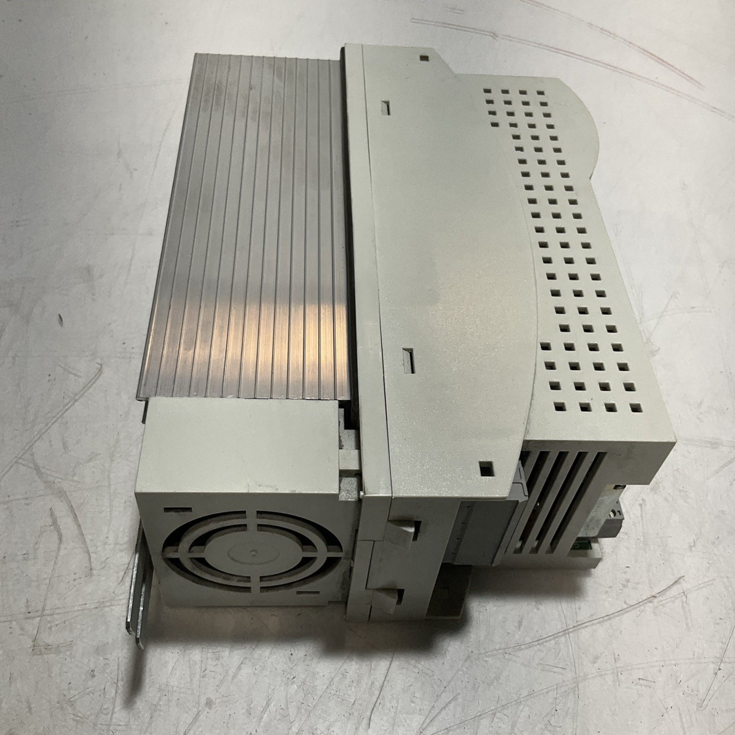LENZE ECSEA032C4B SERVO DRIVE VARIABLE FREQUENCY CONTROLLER INVERTER XE25
