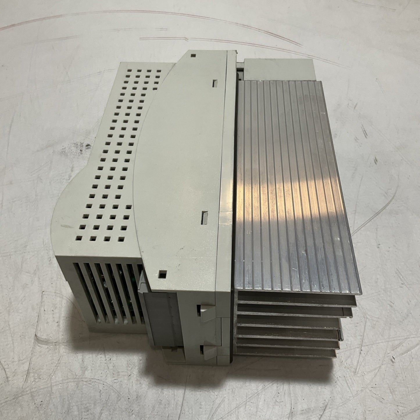 LENZE ECSEA032C4B SERVO DRIVE VARIABLE FREQUENCY CONTROLLER INVERTER XE25