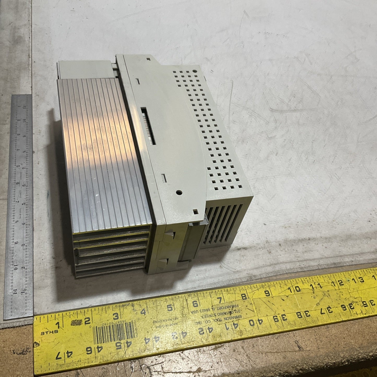 LENZE ECSEA032C4B SERVO DRIVE VARIABLE FREQUENCY CONTROLLER INVERTER XE25
