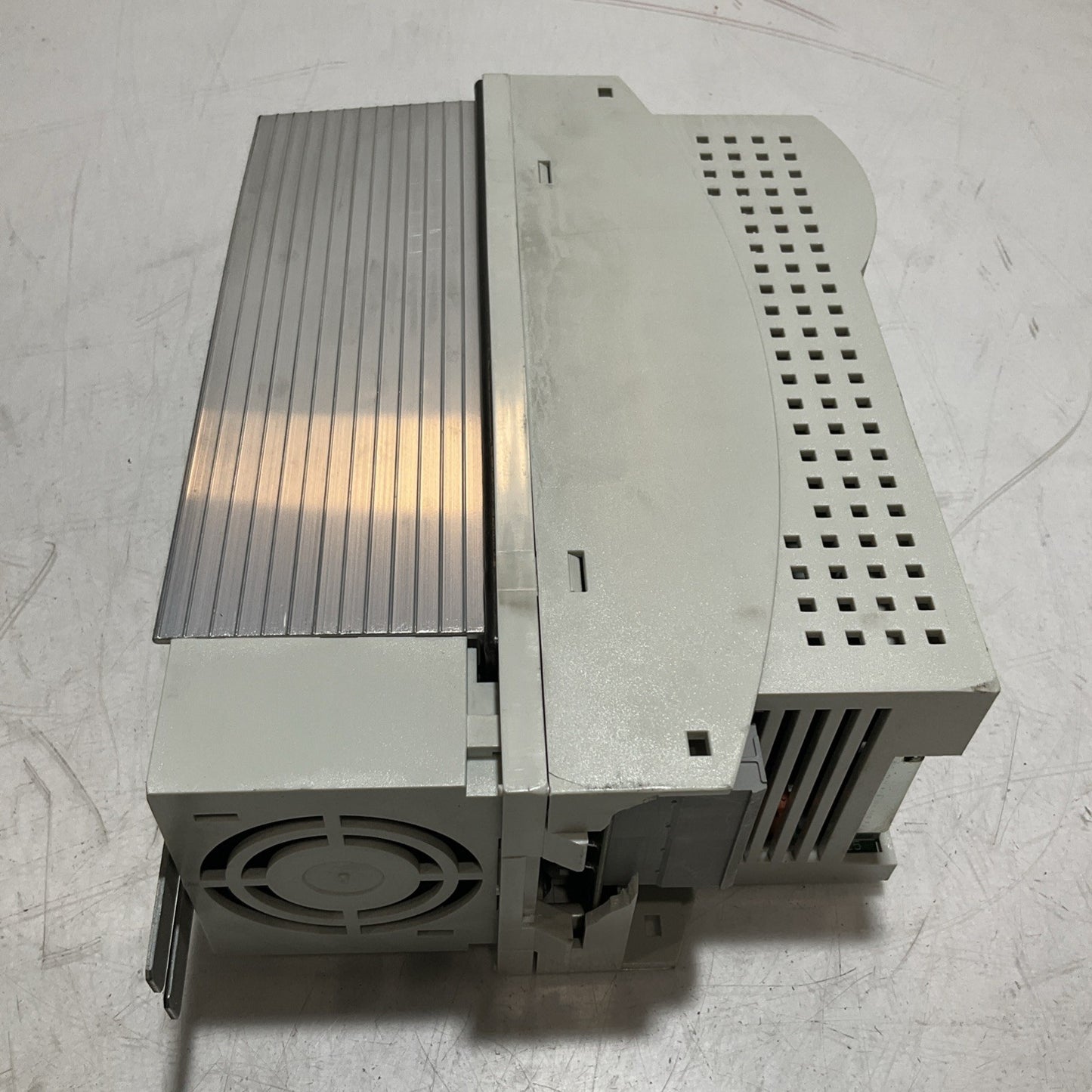 LENZE ECSEA008C4B SERVO DRIVE VARIABLE FREQUENCY CONTROLLER INVERTER XE25