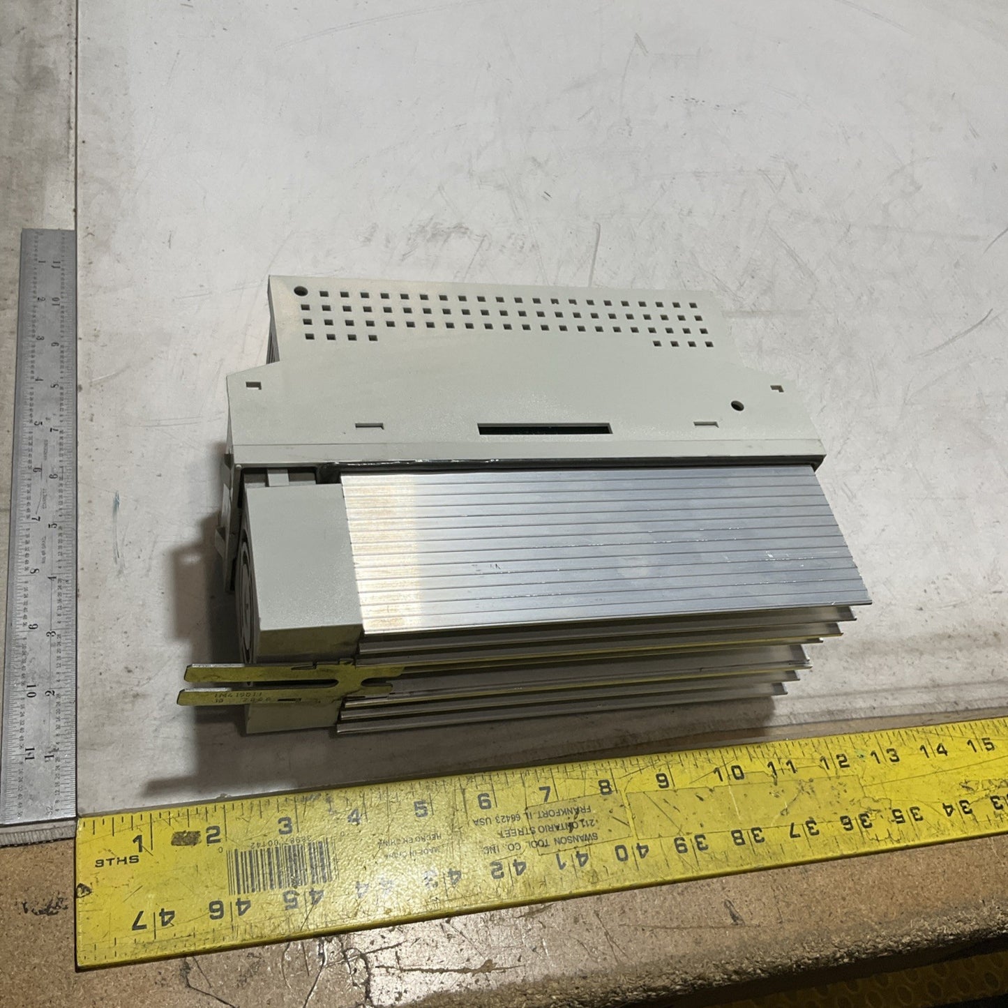 LENZE ECSEA032C4B SERVO DRIVE VARIABLE FREQUENCY CONTROLLER INVERTER XE25