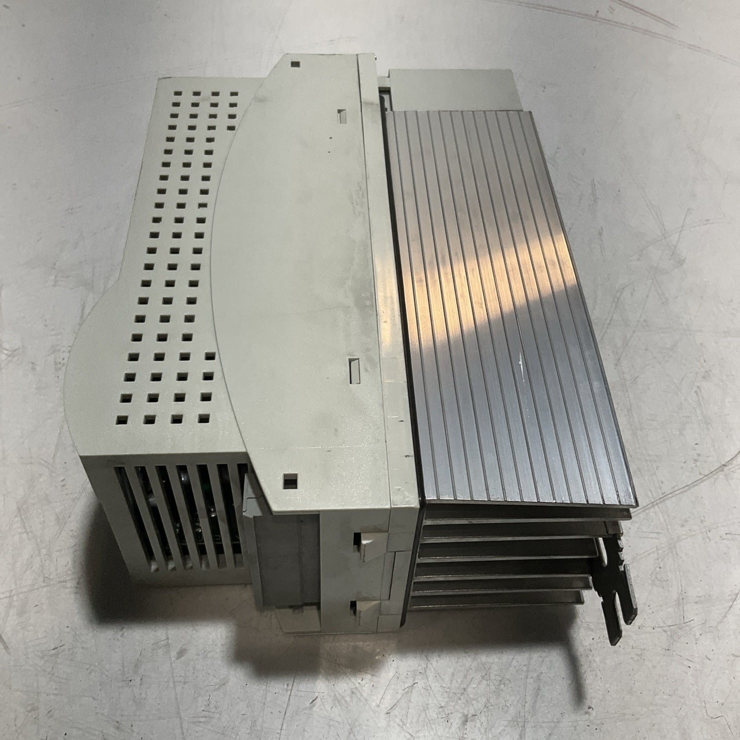 LENZE ECSEA008C4B SERVO DRIVE VARIABLE FREQUENCY CONTROLLER INVERTER XE25
