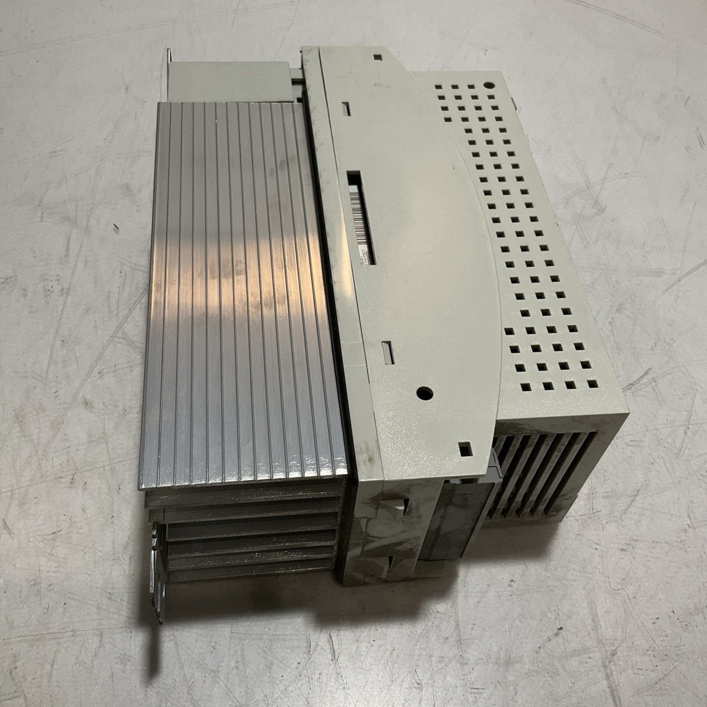 LENZE ECSEA008C4B SERVO DRIVE VARIABLE FREQUENCY CONTROLLER INVENTER XE25