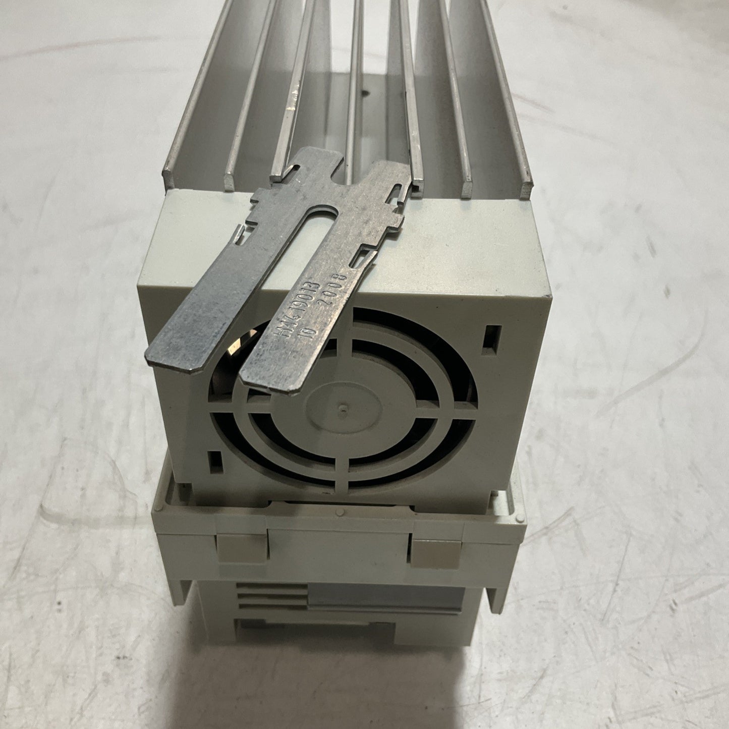 LENZE ECSEA008C4B SERVO DRIVE VARIABLE FREQUENCY CONTROLLER INVENTER XE25