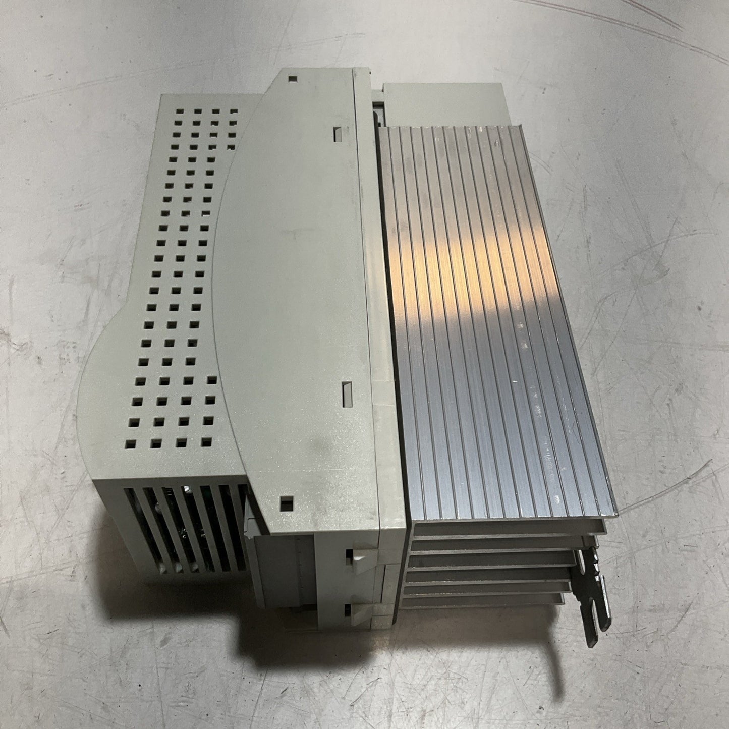 LENZE ECSEA008C4B DRIVE VARIABLE FREQUENCY CONTROLLER INVERTER XE25