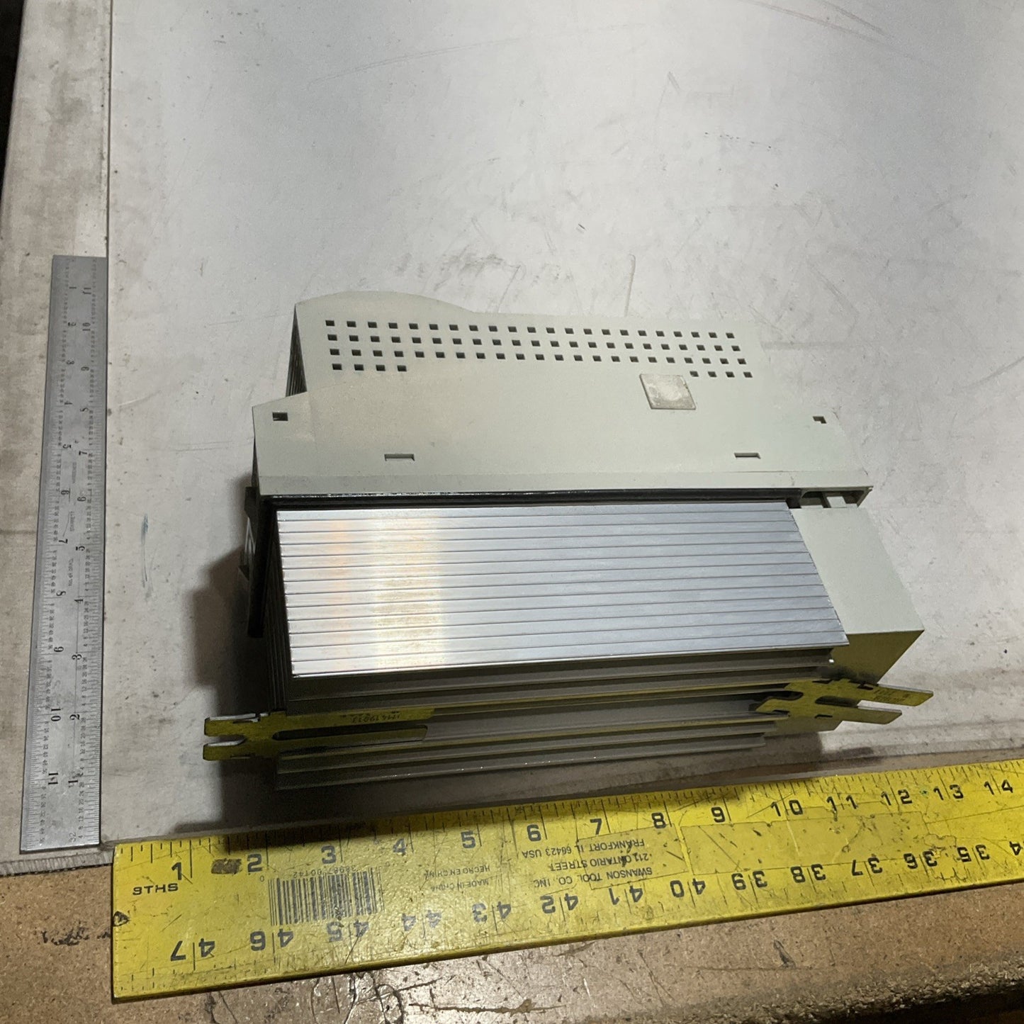 LENZE ECSEA008C4B SERVO DRIVE VARIABLE FREQUENCY CONTROLLER INVENTER XE25