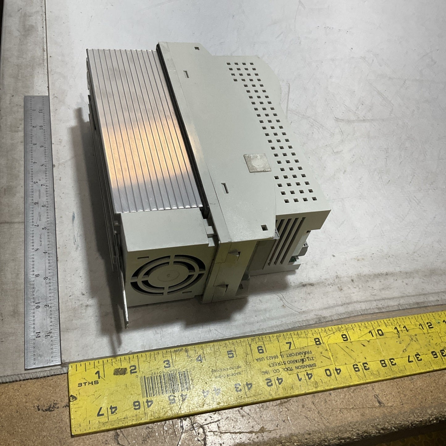LENZE ECSEA008C4B SERVO DRIVE VARIABLE FREQUENCY CONTROLLER INVENTER XE25