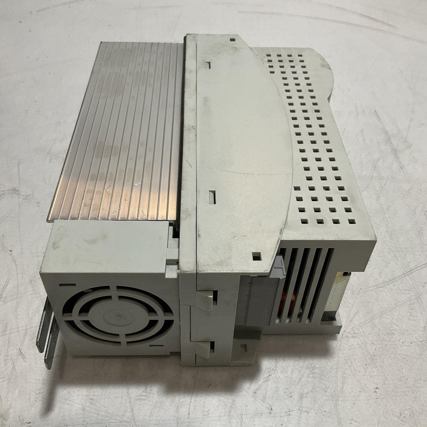 LENZE ECSEA008C4B DRIVE VARIABLE FREQUENCY CONTROLLER INVERTER XE25