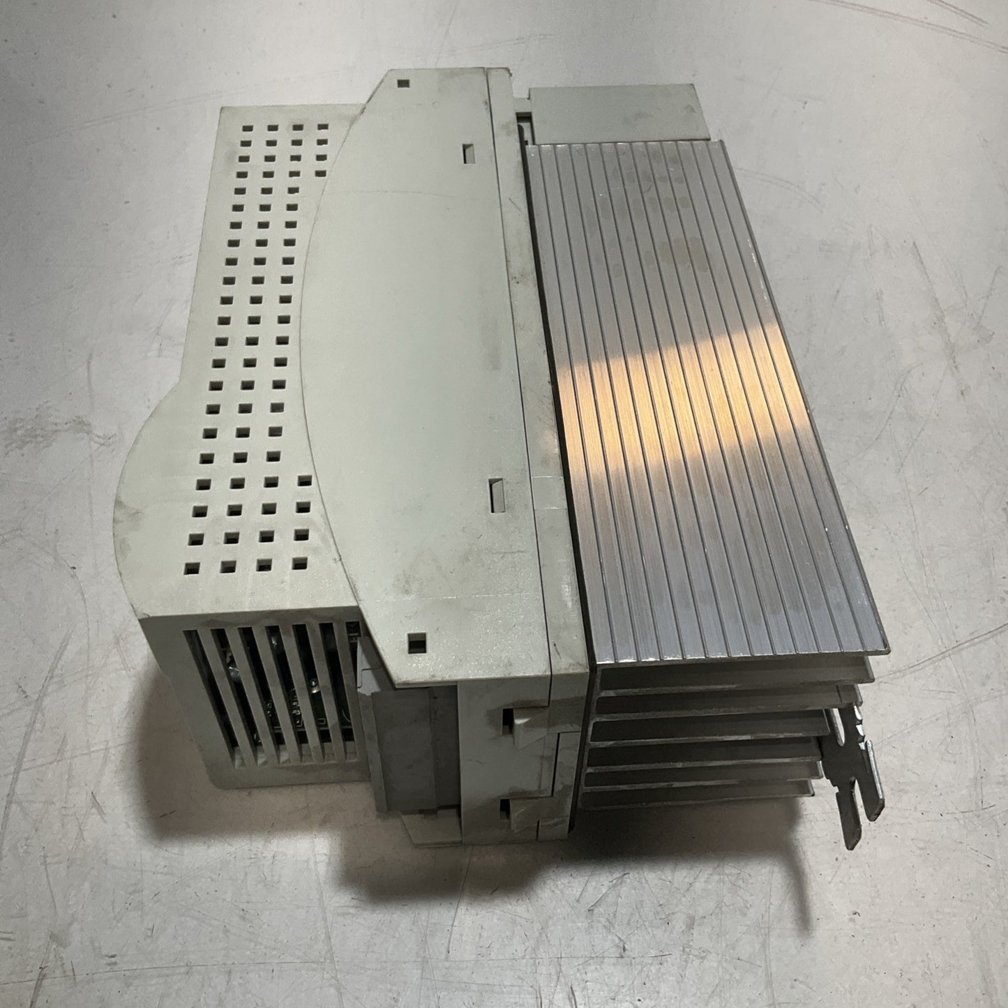 LENZE ECSEA008C4B DRIVE VARIABLE FREQUENCY CONTROLLER INVERTER XE25