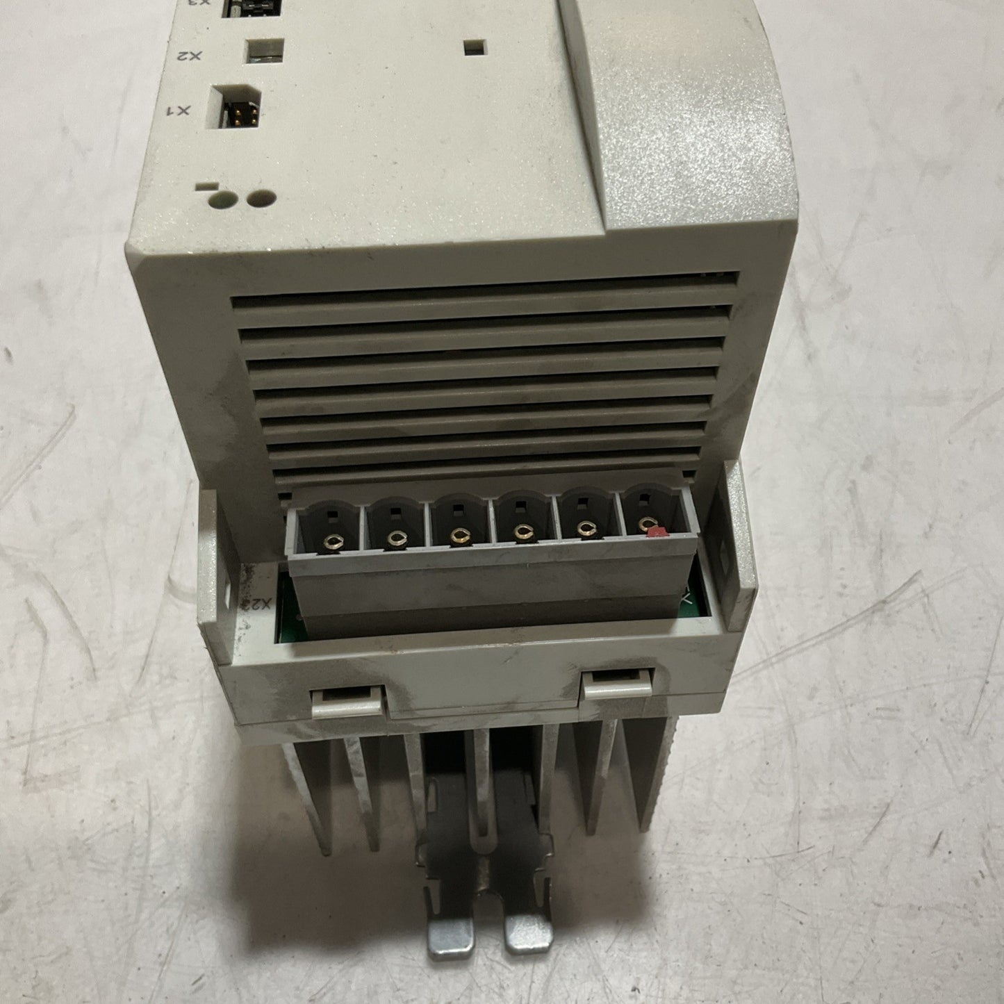 LENZE ECSEA008C4B DRIVE VARIABLE FREQUENCY CONTROLLER INVERTER XE25