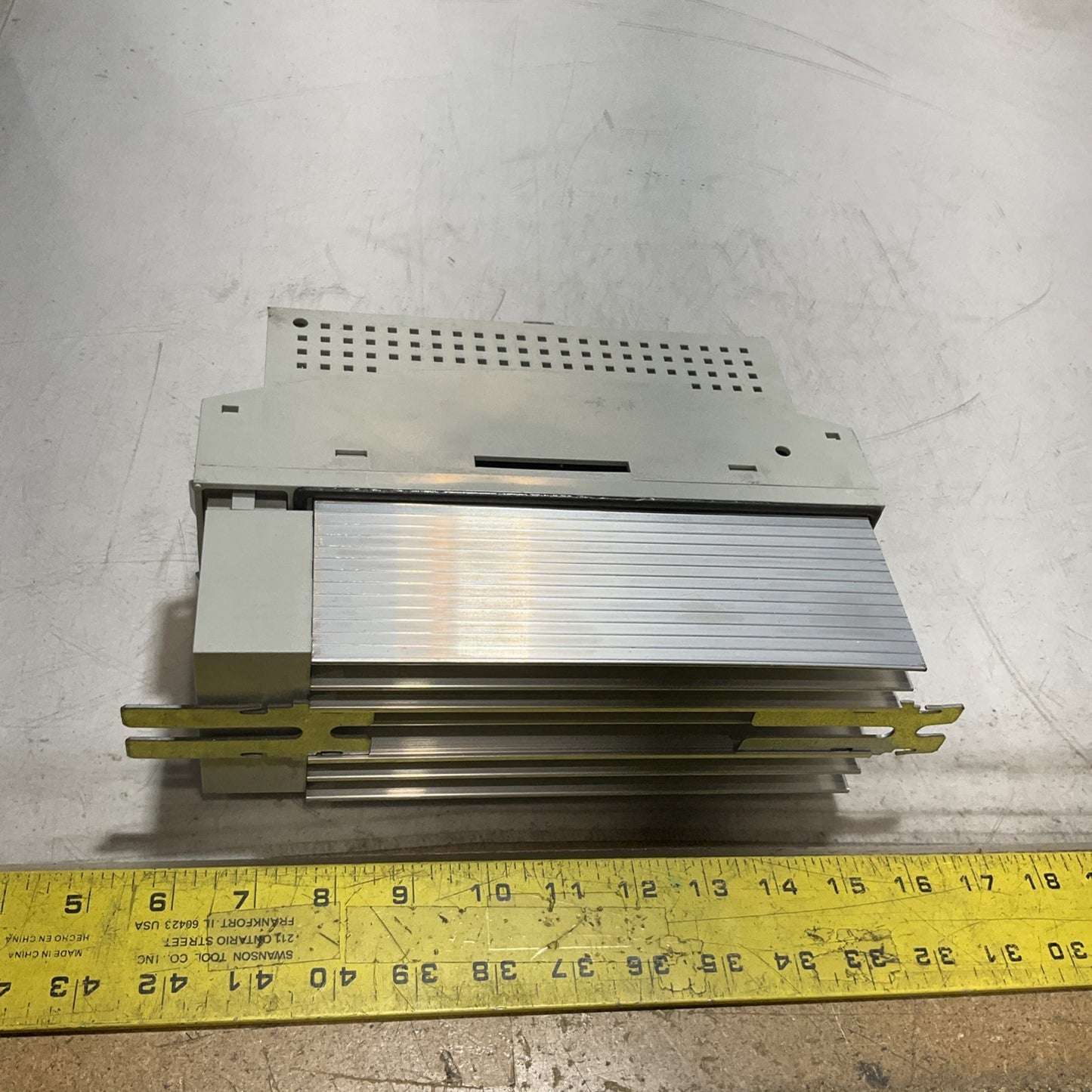 LENZE ECSEA008C4B DRIVE VARIABLE FREQUENCY CONTROLLER INVERTER XE25