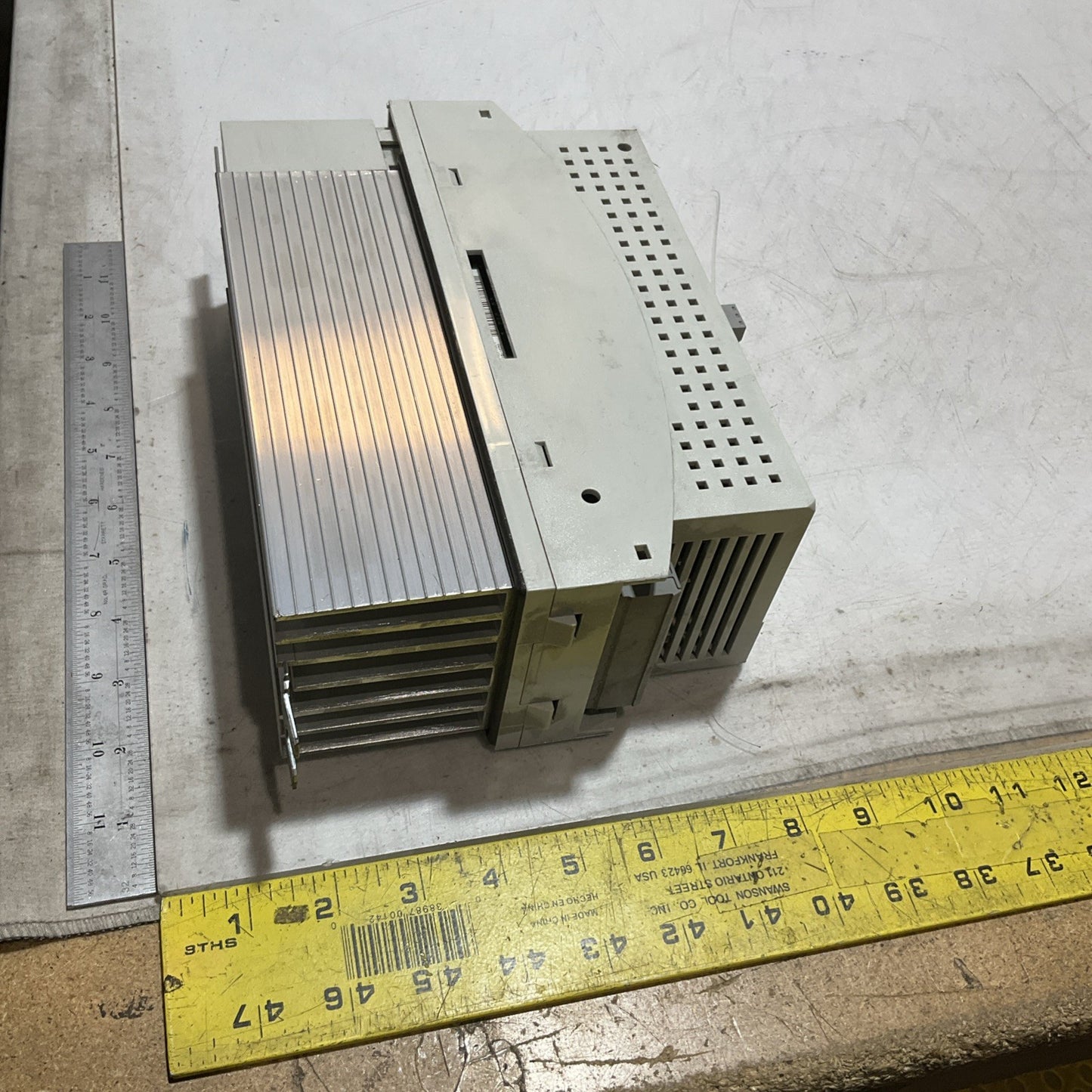 LENZE ECSEA008C4B DRIVE VARIABLE FREQUENCY CONTROLLER INVERTER XE25
