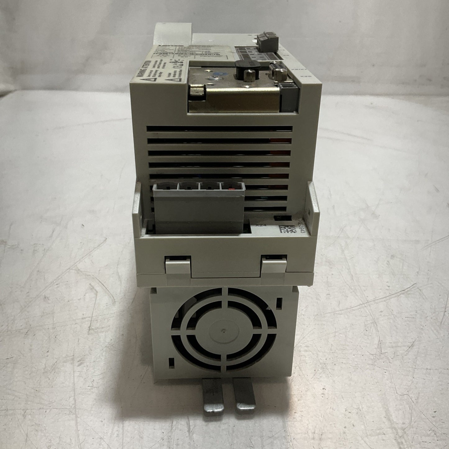 LENZE ECSEA008C4B DRIVE VARIABLE FREQUENCY CONTROLLER INVERTER XE25