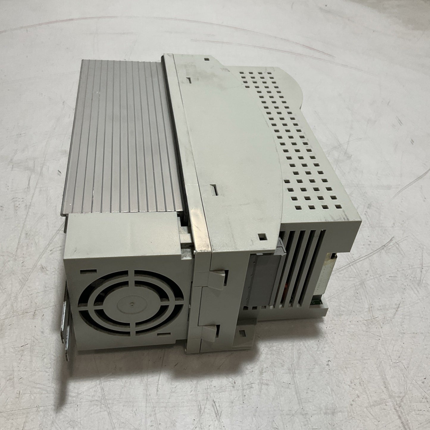 LENZE ECSEA008C4B DRIVE VARIABLE FREQUENCY CONTROLLER INVERTER XE25