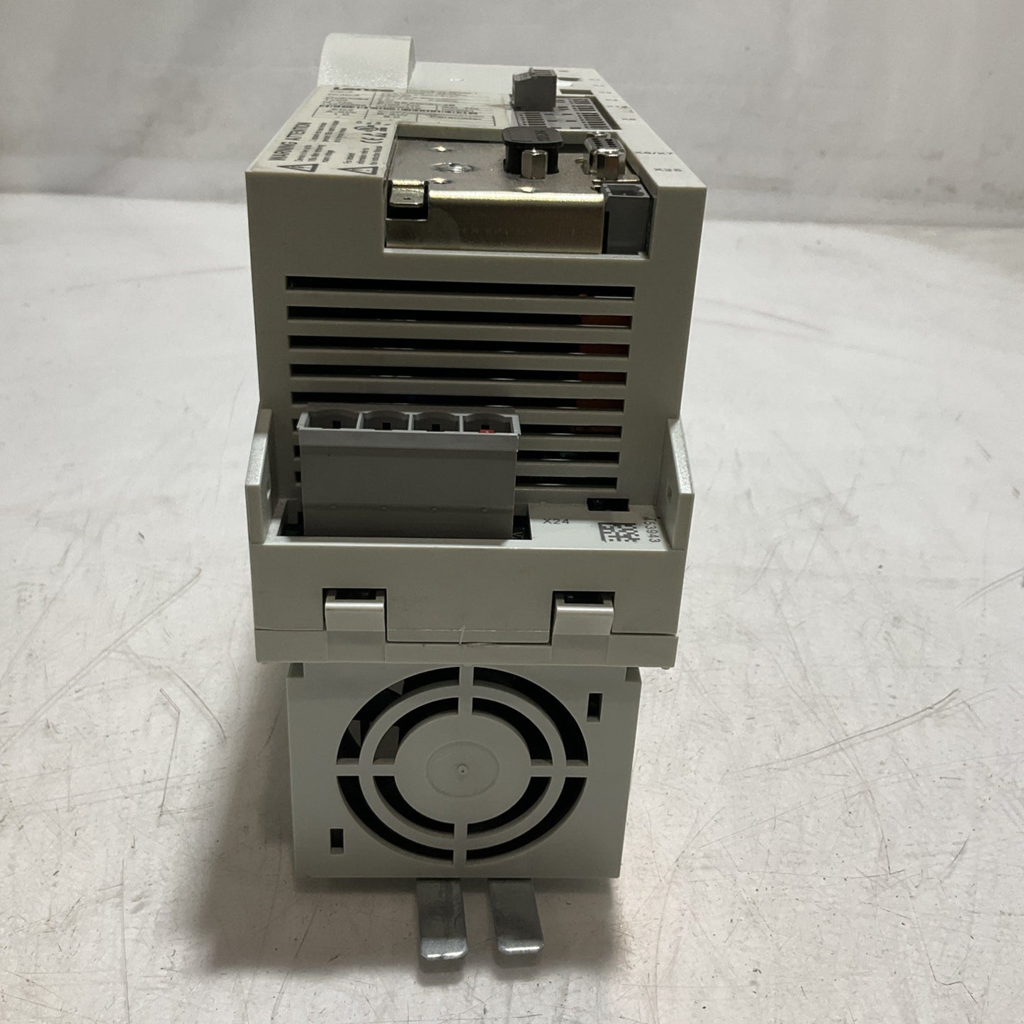 LENZE ECSEA008C4B DRIVE VARIABLE FREQUENCY CONTROLLER INVERTER XE25