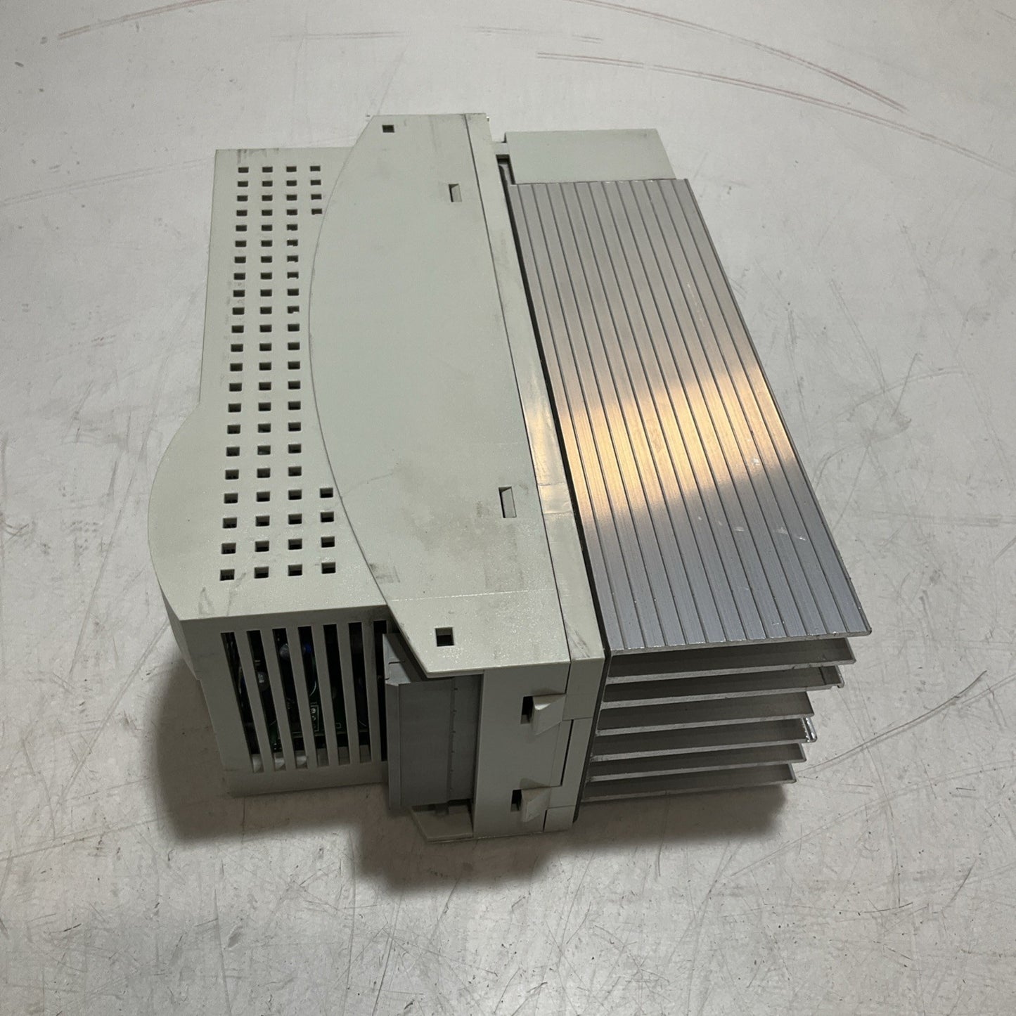 LENZE ECSEA008C4B DRIVE VARIABLE FREQUENCY CONTROLLER INVERTER XE25