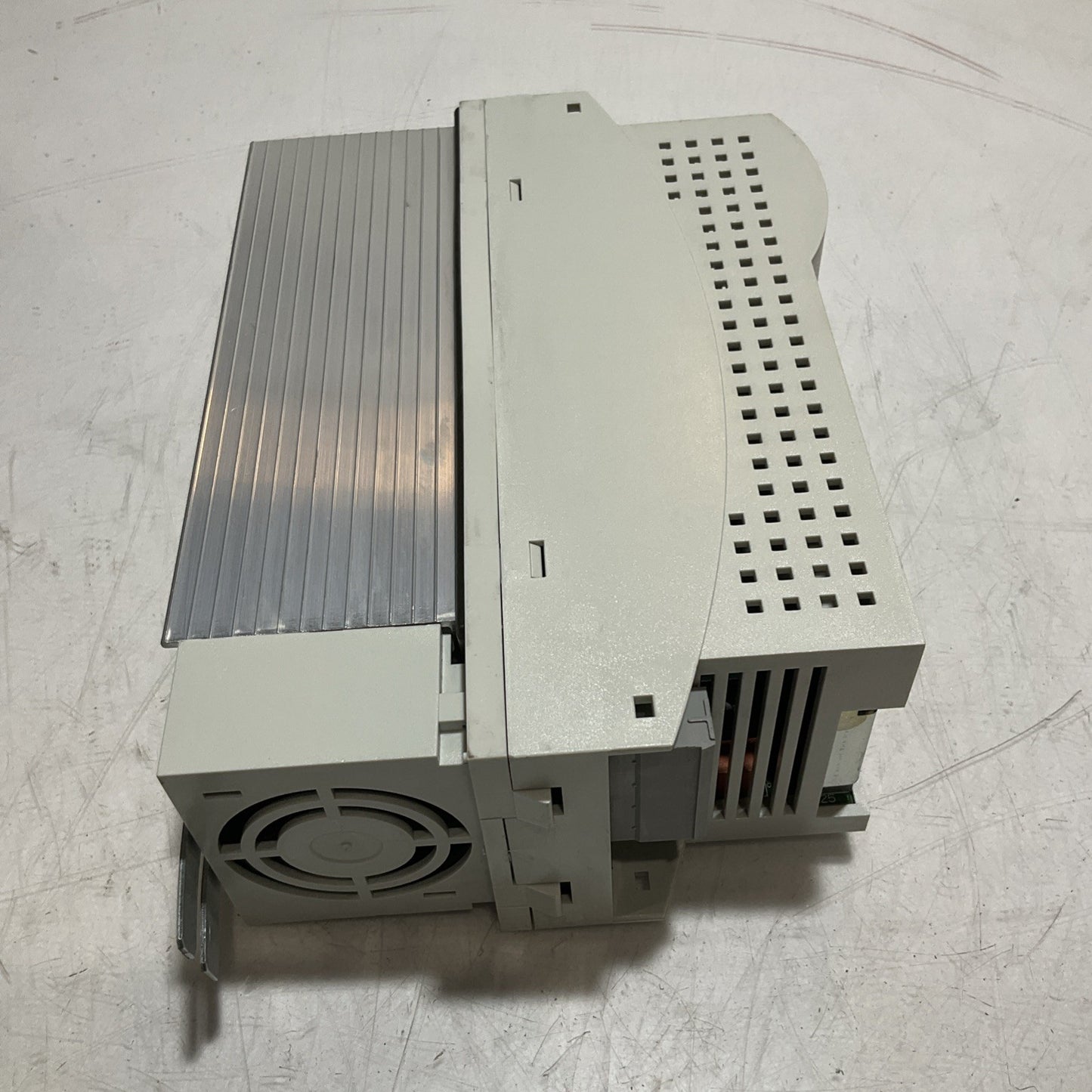 LENZE ECSEA008C4B DRIVE VARIABLE FREQUENCY CONTROLLER INVERTER XE25