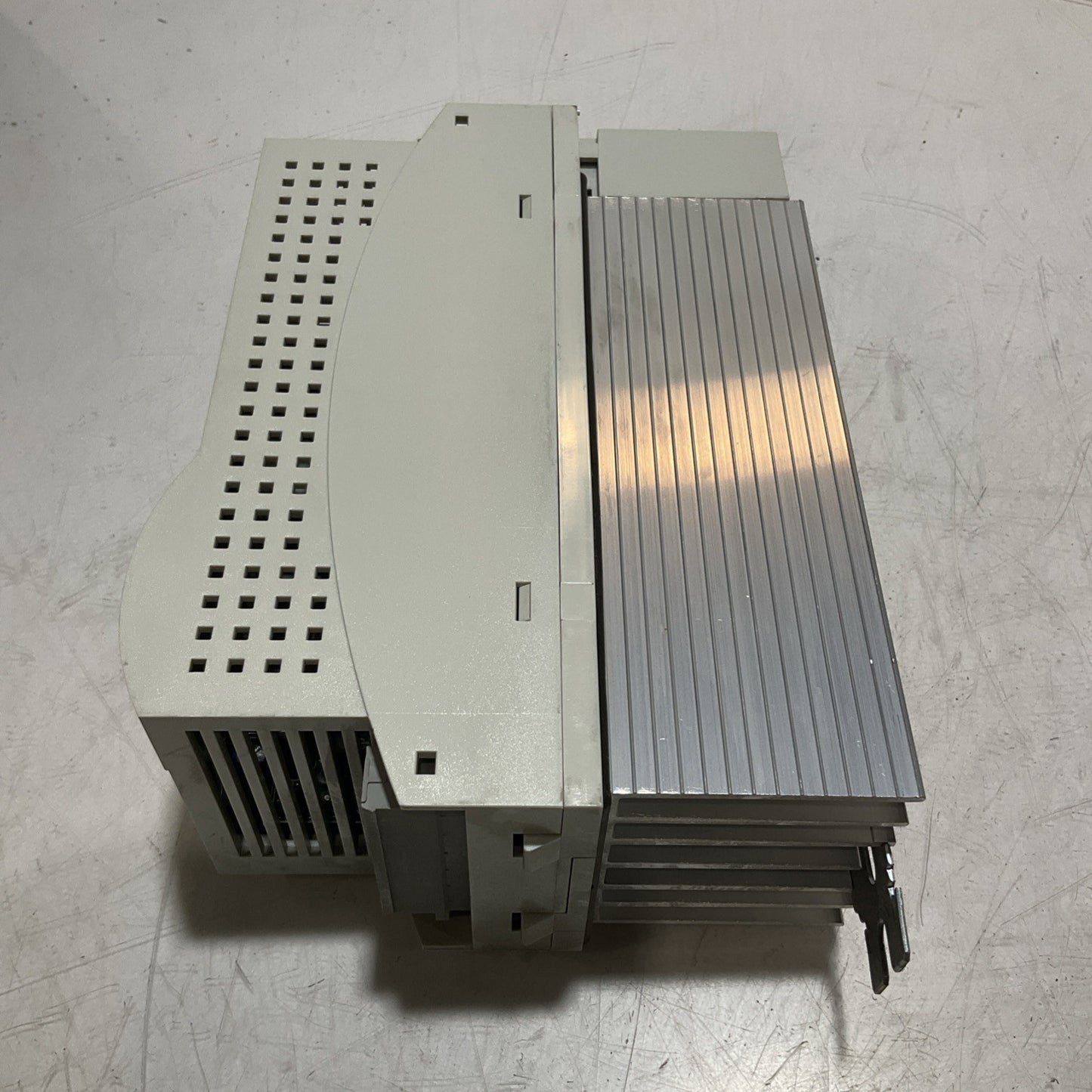 LENZE ECSEA008C4B DRIVE VARIABLE FREQUENCY CONTROLLER INVERTER XE25