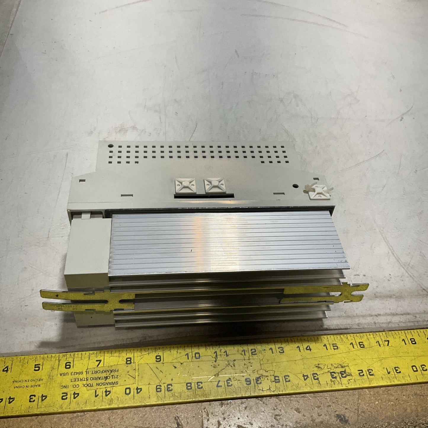 LENZE ECSEA008C4B DRIVE VARIABLE FREQUENCY CONTROLLER INVERTER XE25