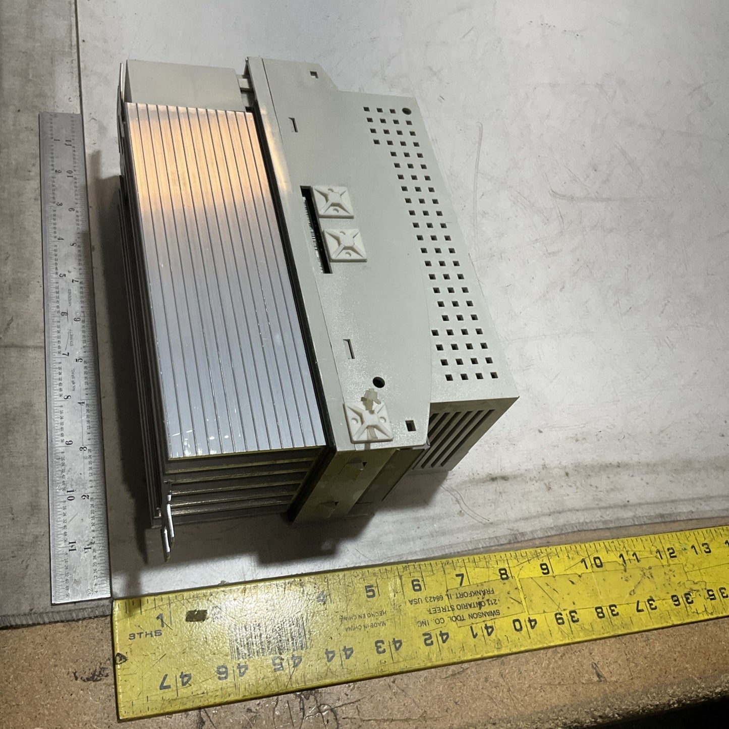 LENZE ECSEA008C4B DRIVE VARIABLE FREQUENCY CONTROLLER INVERTER XE25