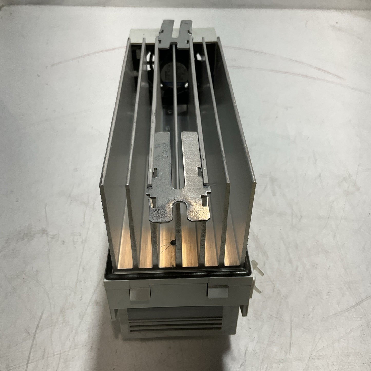 LENZE ECSEA008C4B DRIVE VARIABLE FREQUENCY CONTROLLER INVERTER XE25