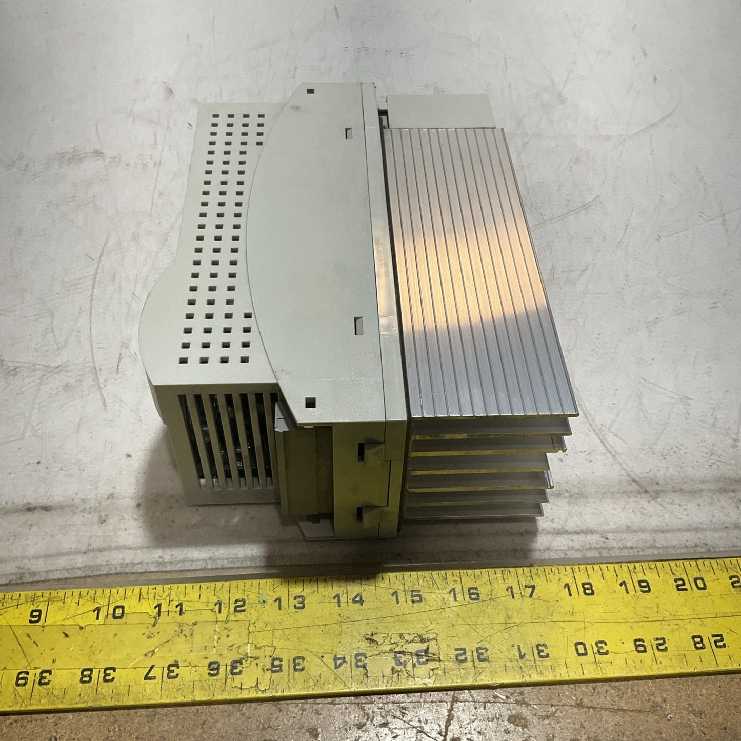 LENZE ECSEA0084B SERVO DRIVE VARIABLE FREQUENCY CONTROLLER INVERTER XE25