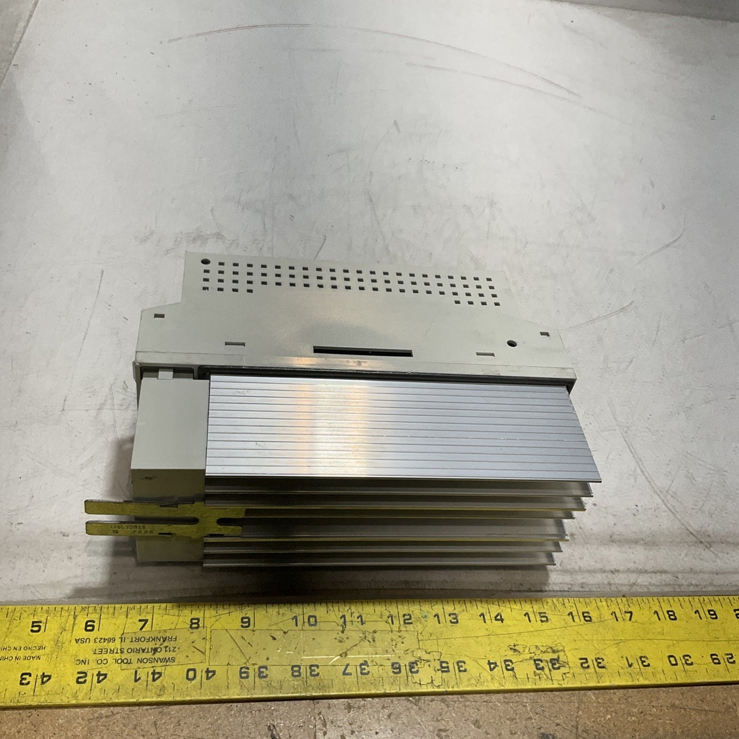 LENZE ECSEA008C4B DRIVE VARIABLE FREQUENCY CONTROLLER INVERTER XE25