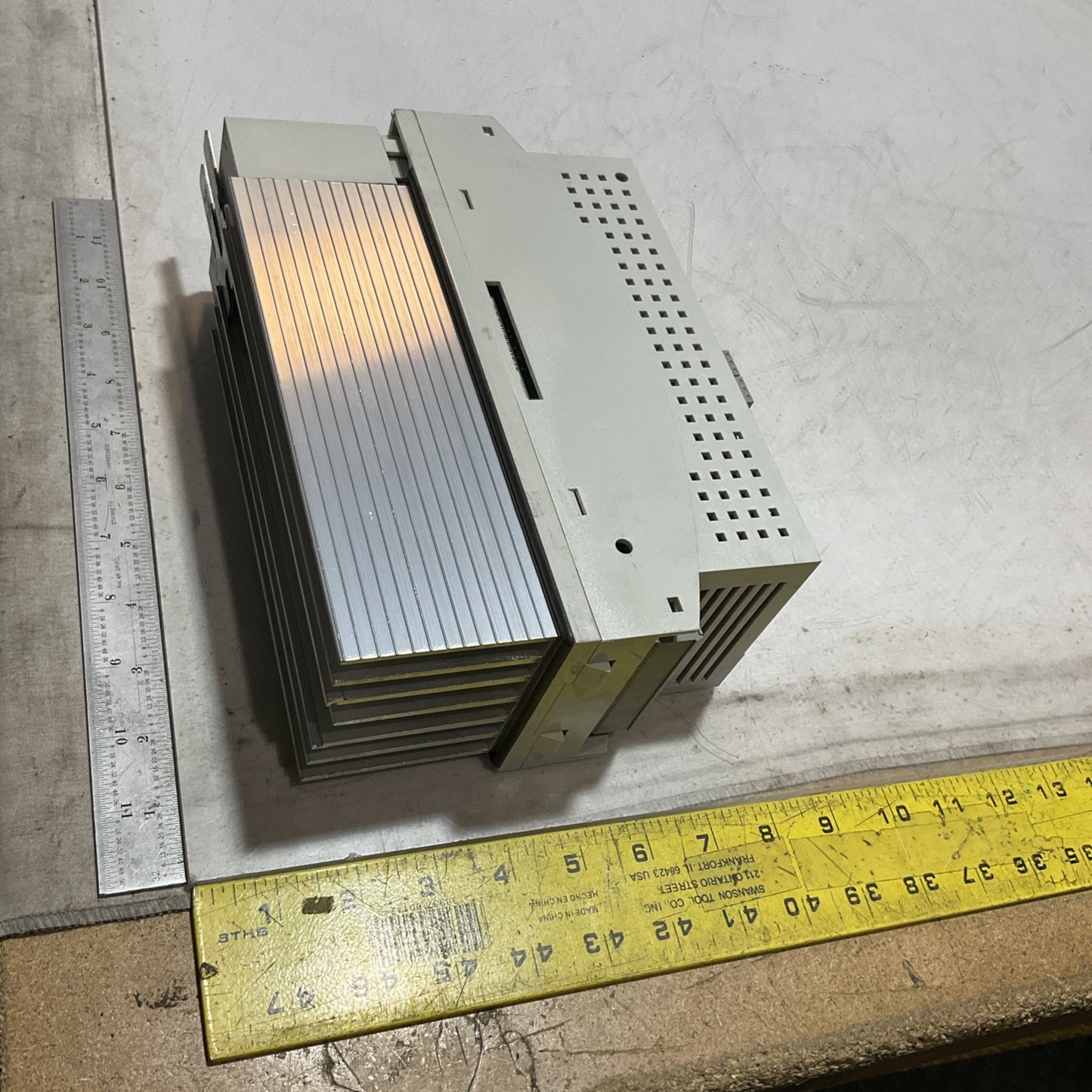 LENZE ECSEA008C4B DRIVE VARIABLE FREQUENCY CONTROLLER INVERTER XE25