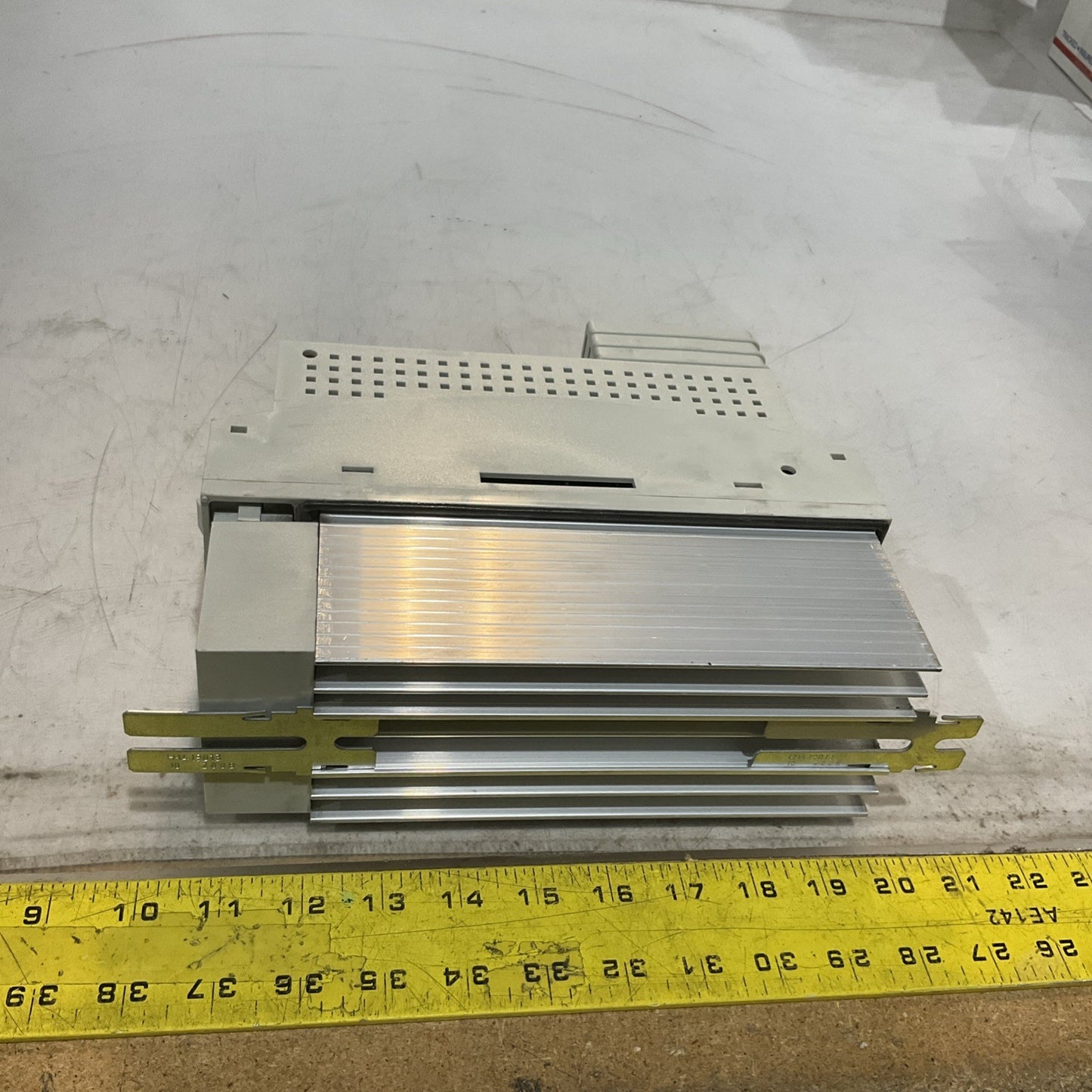 LENZE ECSEA008C4B SERVO DRIVE VARIABLE FREQUENCY CONTROLLER INVERTER XE25