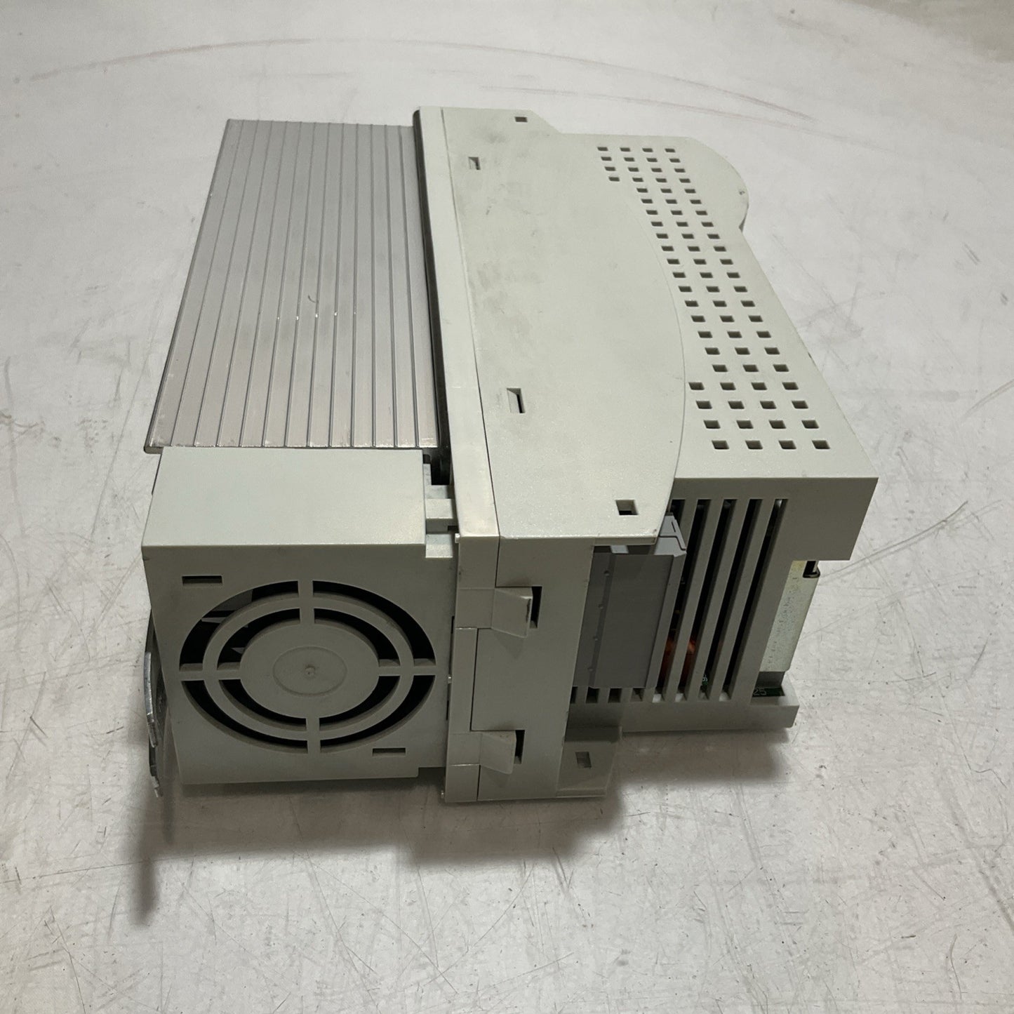 LENZE ECSEA008C4B DRIVE VARIABLE FREQUENCY CONTROLLER INVERTER XE25