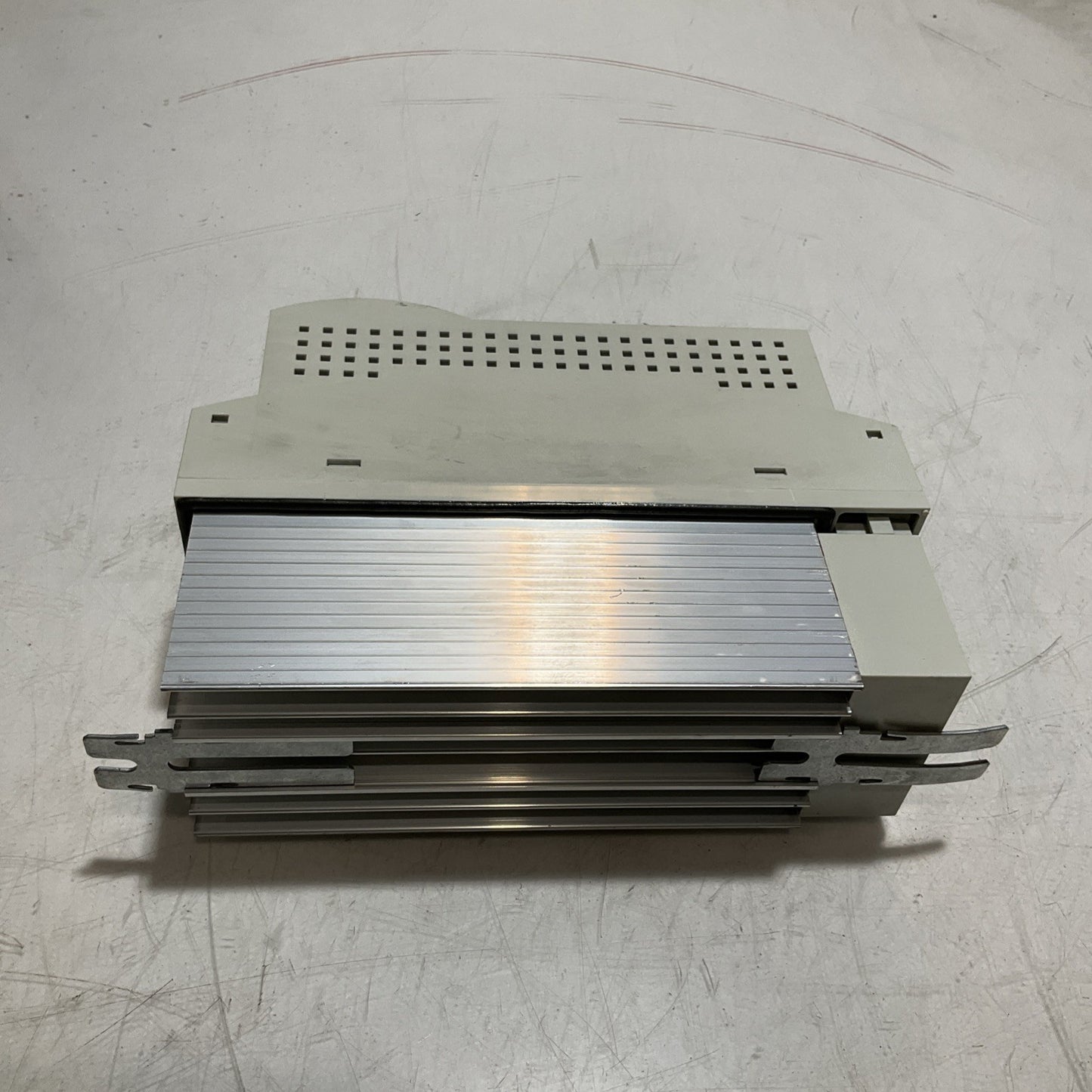 LENZE ECSEA008C4B DRIVE VARIABLE FREQUENCY CONTROLLER INVERTER XE25