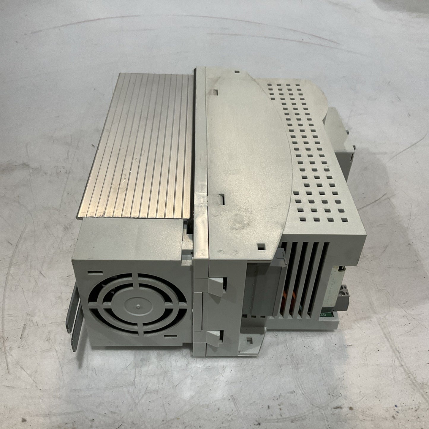 LENZE ECSEA008C4B SERVO DRIVE VARIABLE FREQUENCY CONTROLLER INVERTER XE25