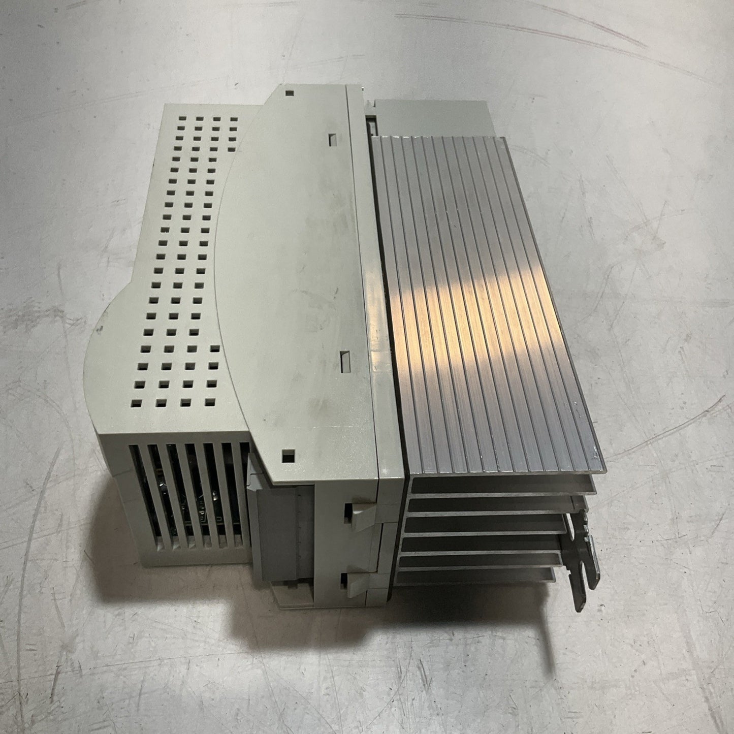 LENZE ECSEA008C4B DRIVE VARIABLE FREQUENCY CONTROLLER INVERTER XE25