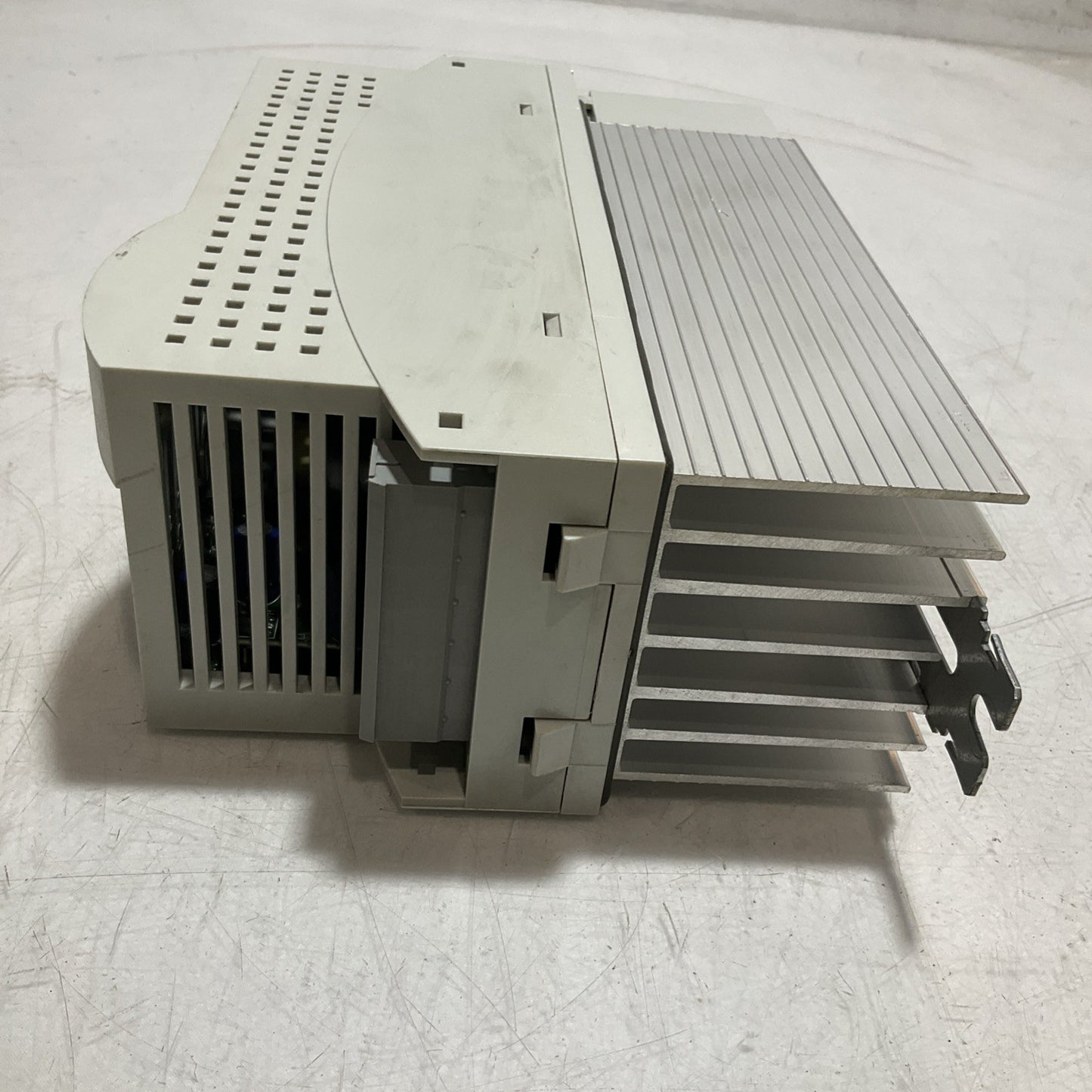 LENZE ECSEA008C4B DRIVE VARIABLE FREQUENCY CONTROLLER INVERTER XE25