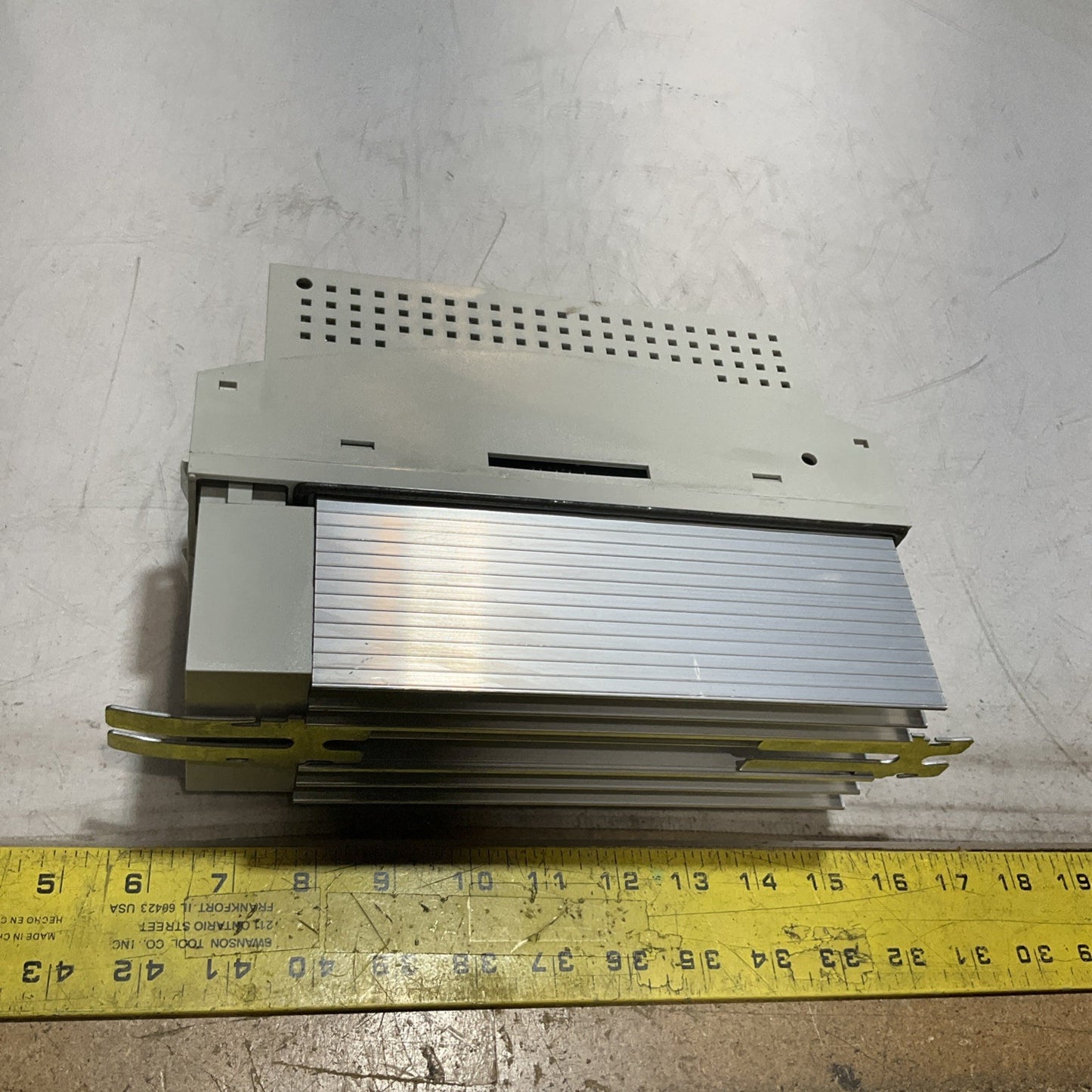 LENZE ECSEA008C4B DRIVE VARIABLE FREQUENCY CONTROLLER INVERTER XE25